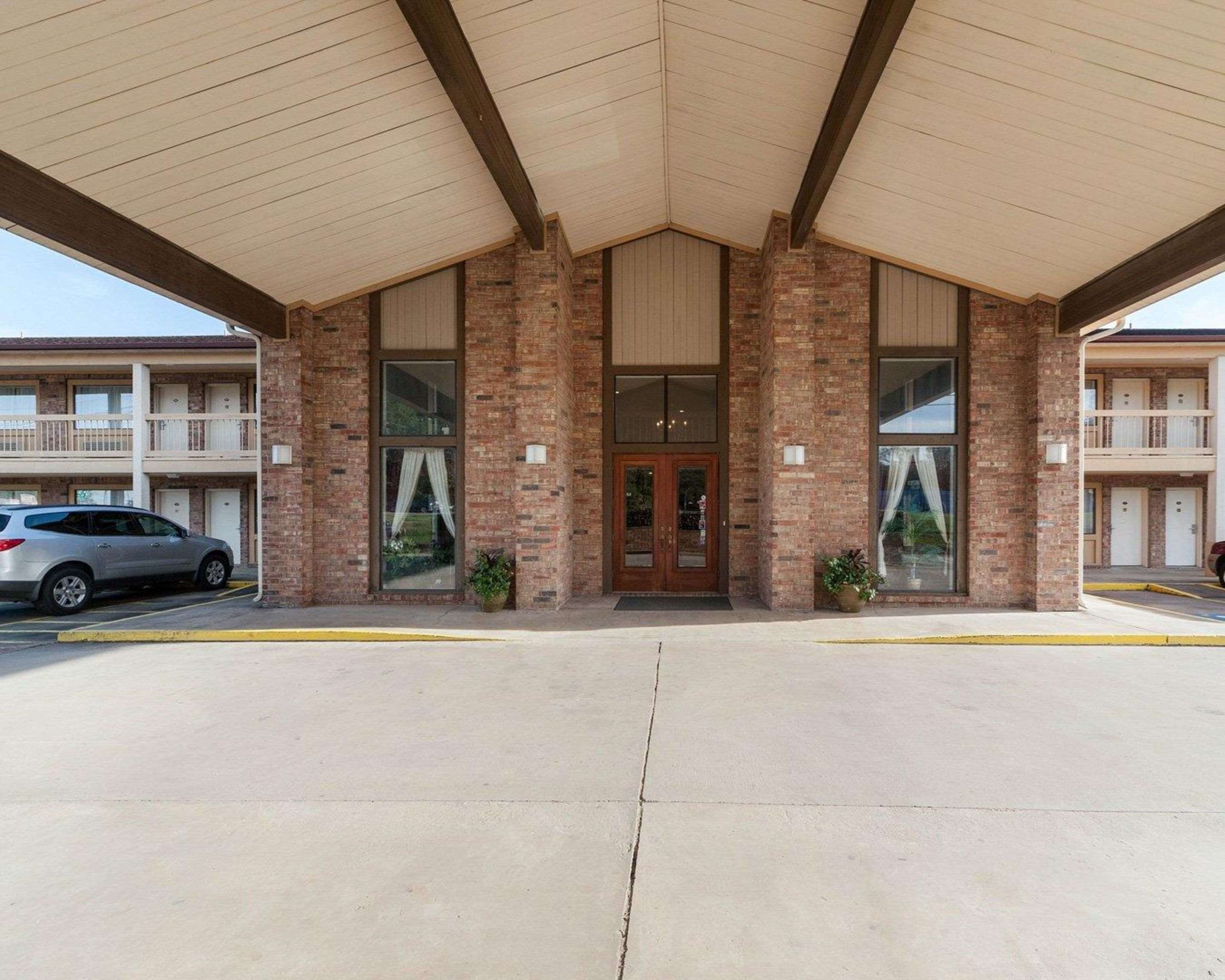 Hotel entrance | Rodeway Inn