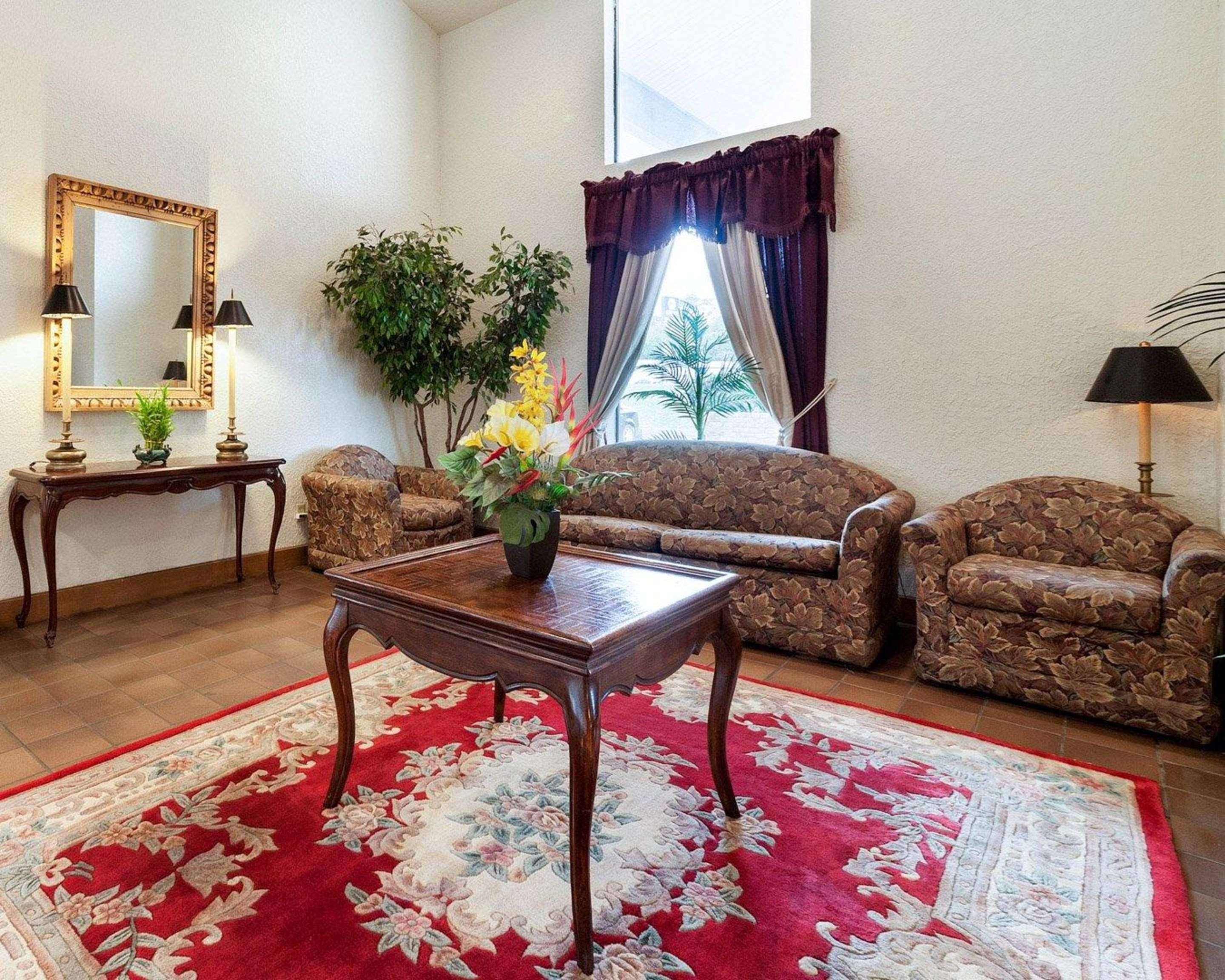Lobby with sitting area | Rodeway Inn