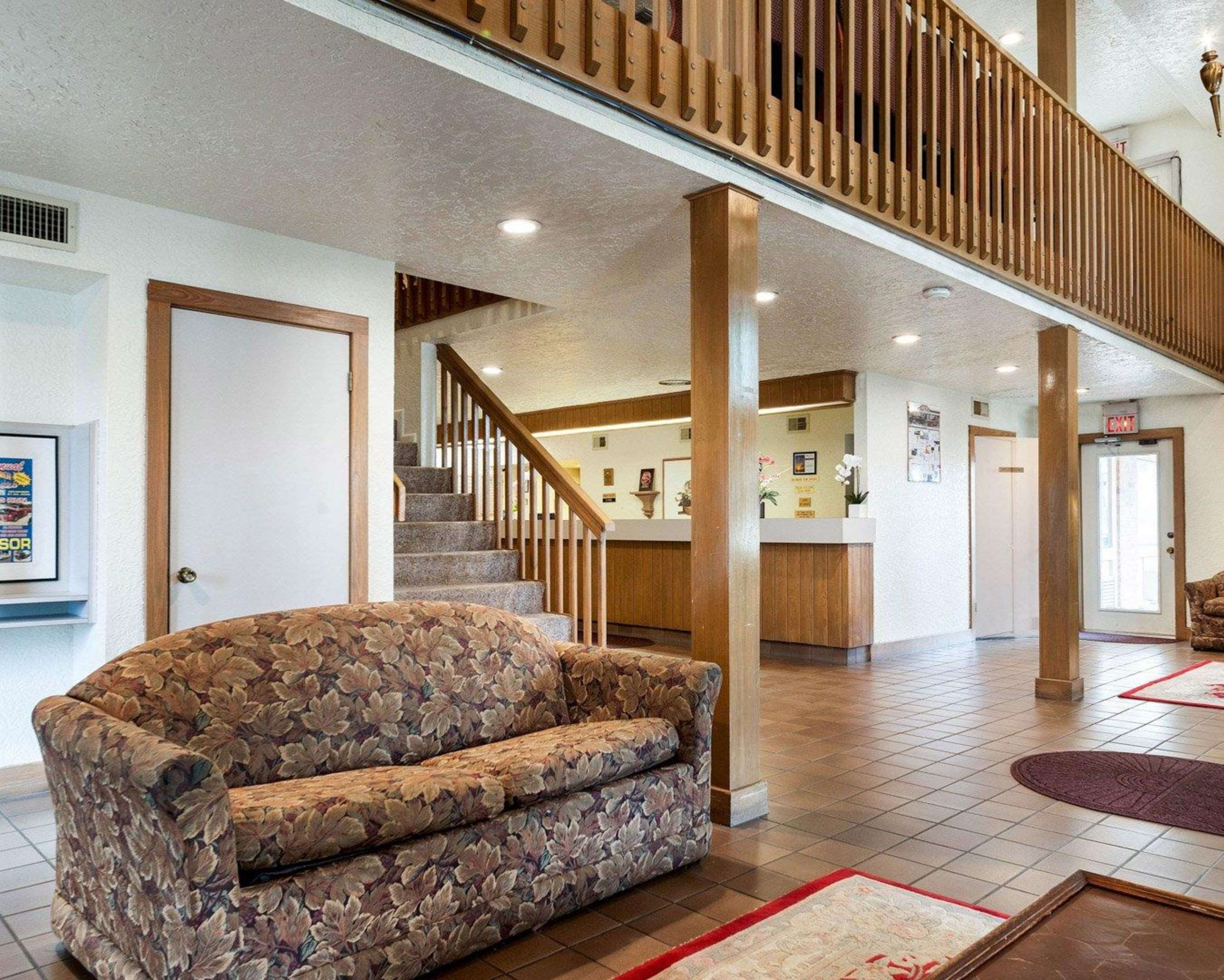 Spacious lobby | Rodeway Inn