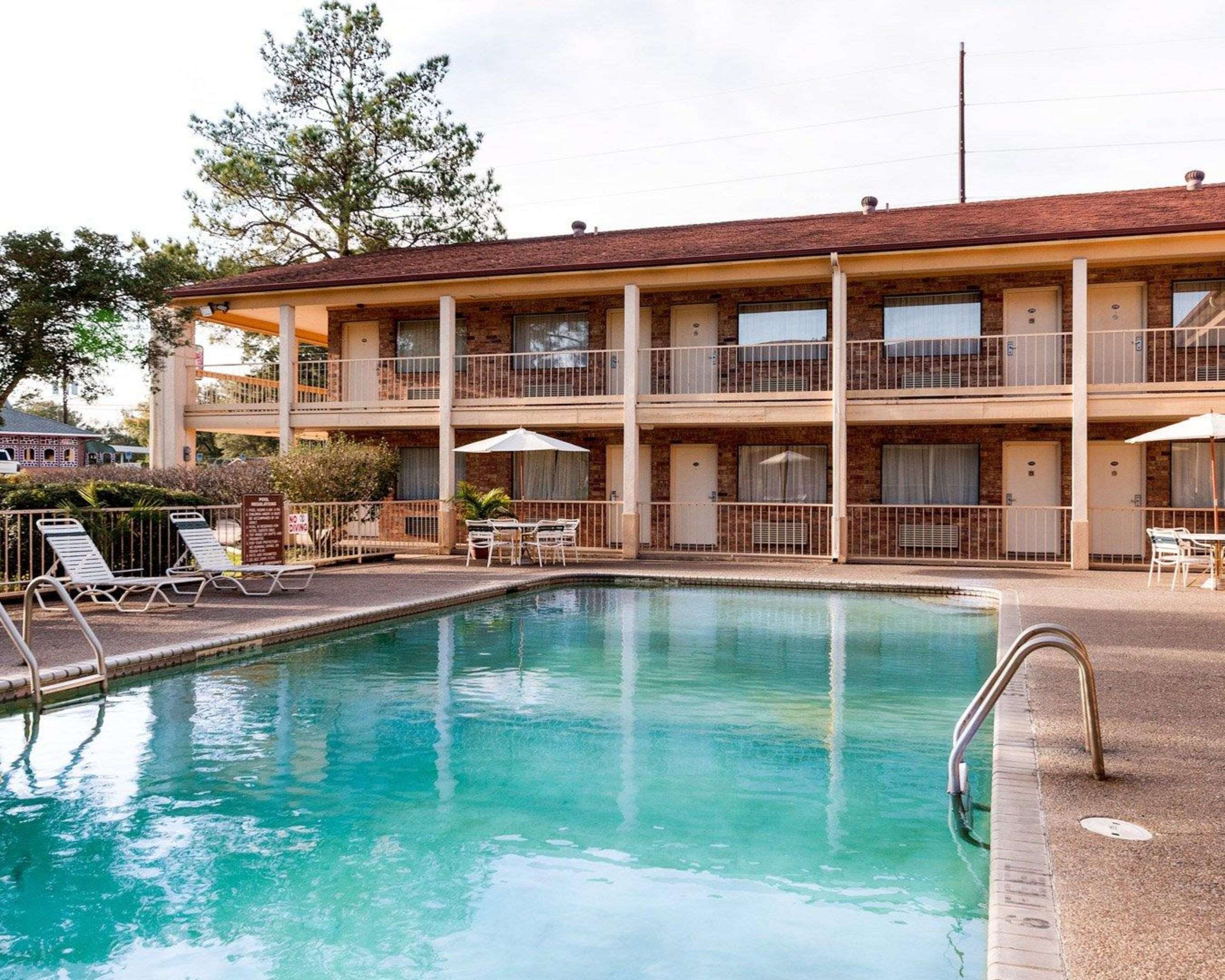 Outdoor pool | Rodeway Inn