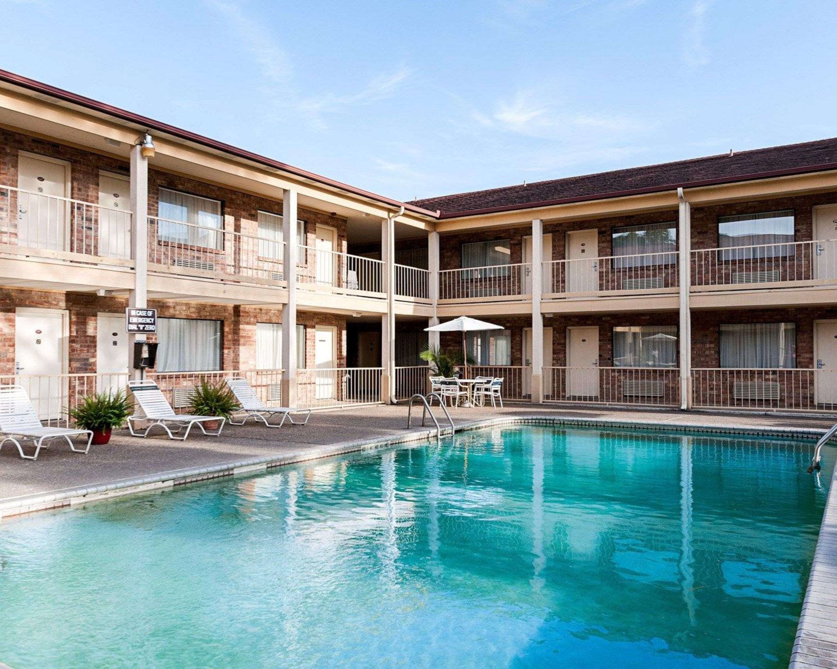 Outdoor pool with sundeck | Rodeway Inn