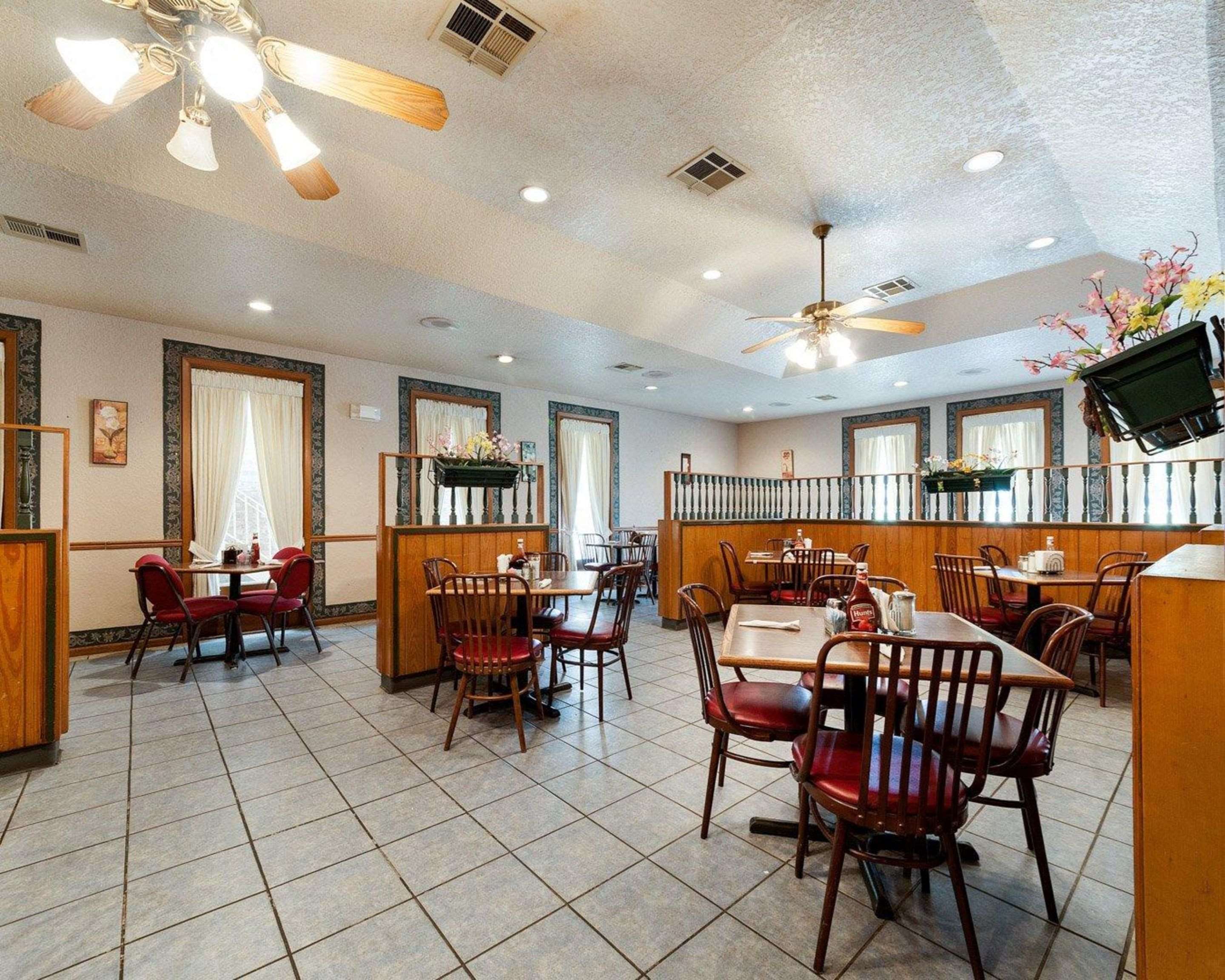 Hotel restaurant | Rodeway Inn