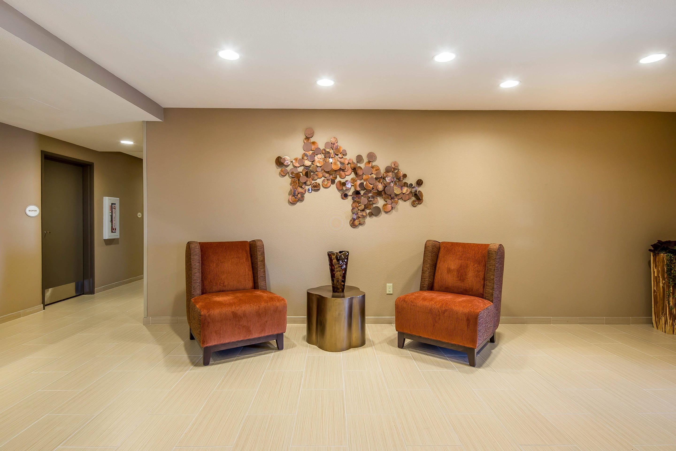 Lobby with sitting area | Suburban Studios Midland I-20