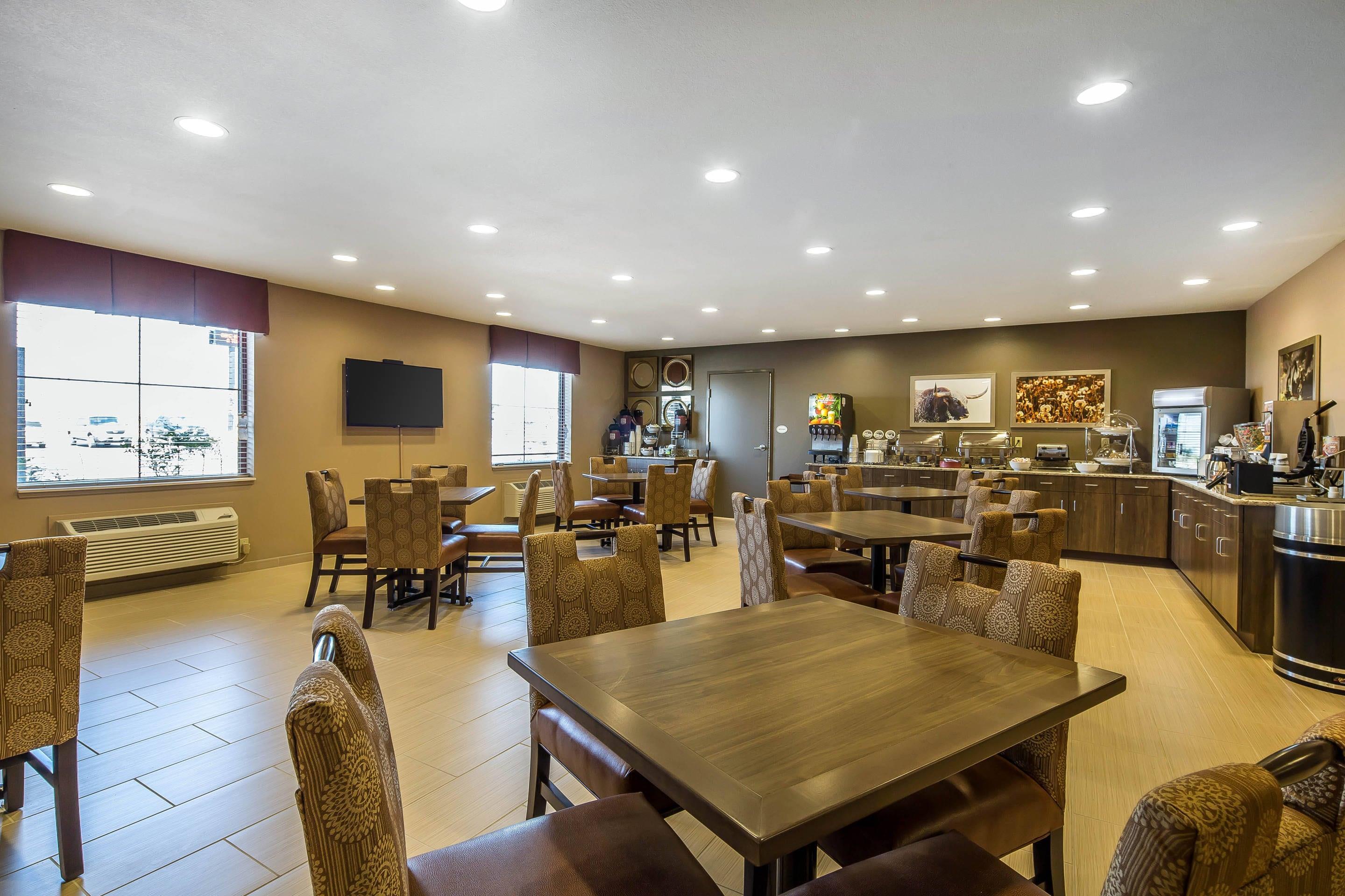 Enjoy breakfast in this seating area | Suburban Studios Midland I-20