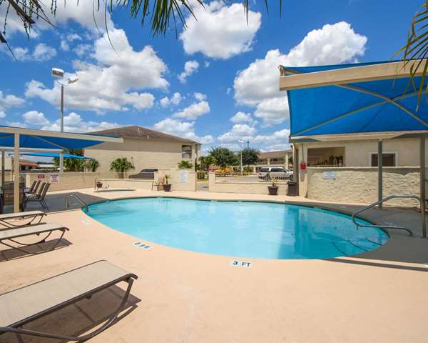 Pool - Quality Inn & Suites Rio Grande City