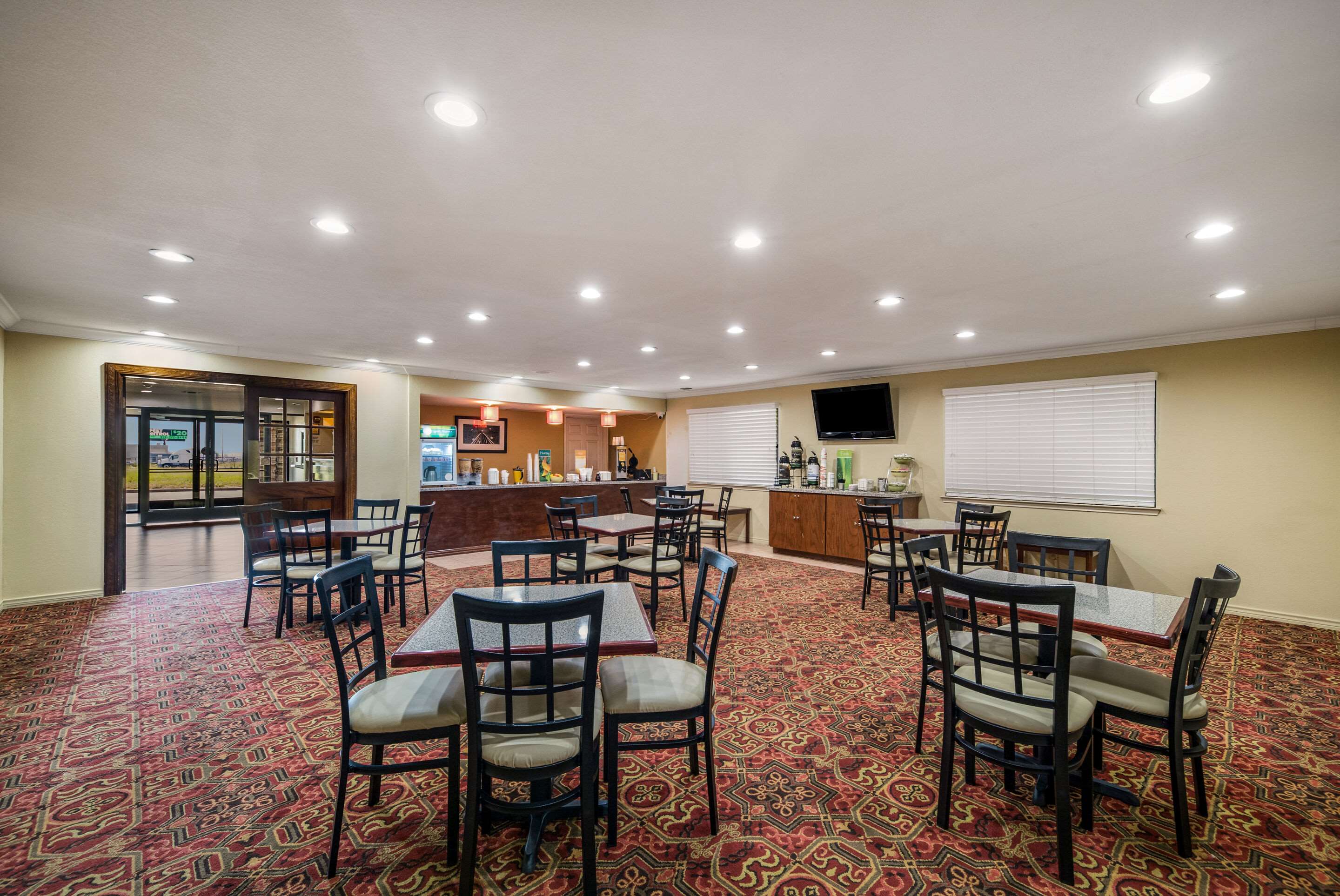 Breakfast area | Quality Inn & Suites - Garland