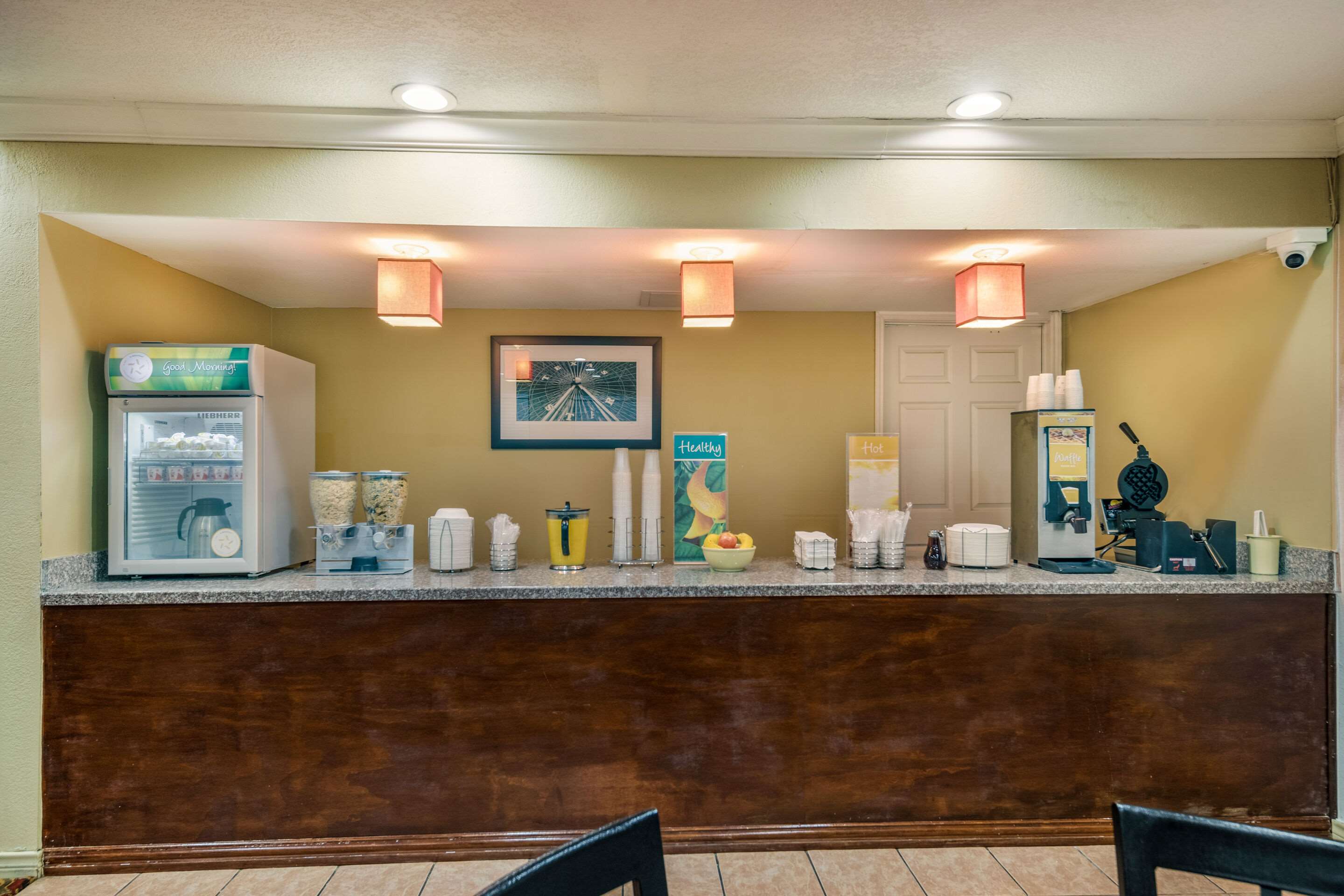 Breakfast area | Quality Inn & Suites - Garland