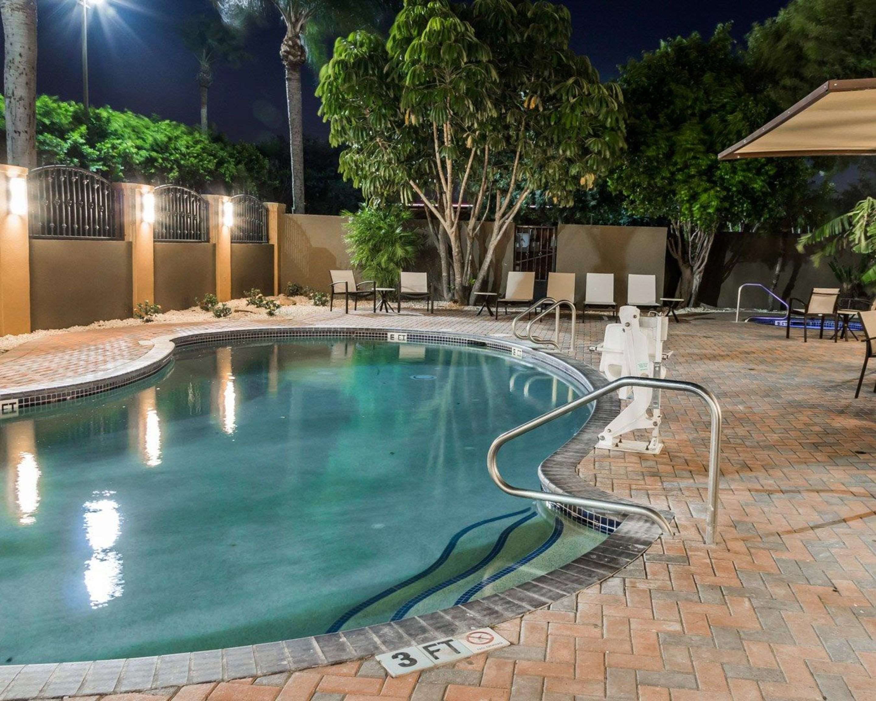 Outdoor pool with hot tub | Comfort Inn & Suites