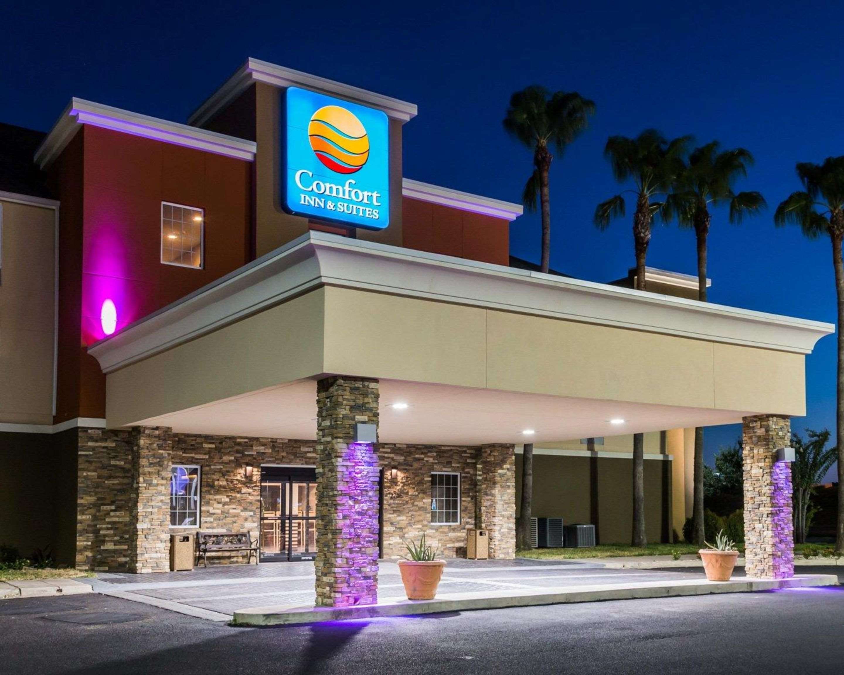 Night view of hotel | Comfort Inn & Suites
