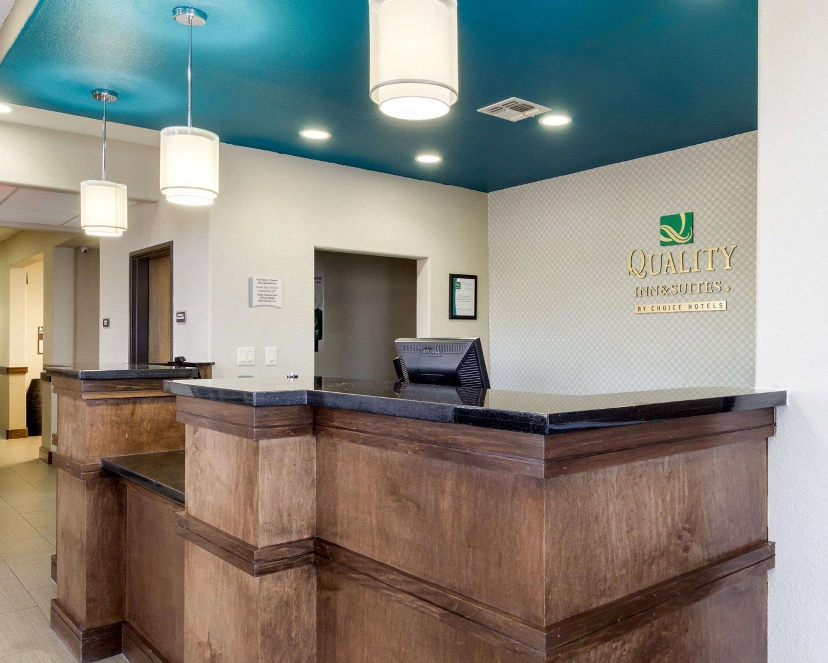 Front desk | Quality Inn & Suites Victoria East