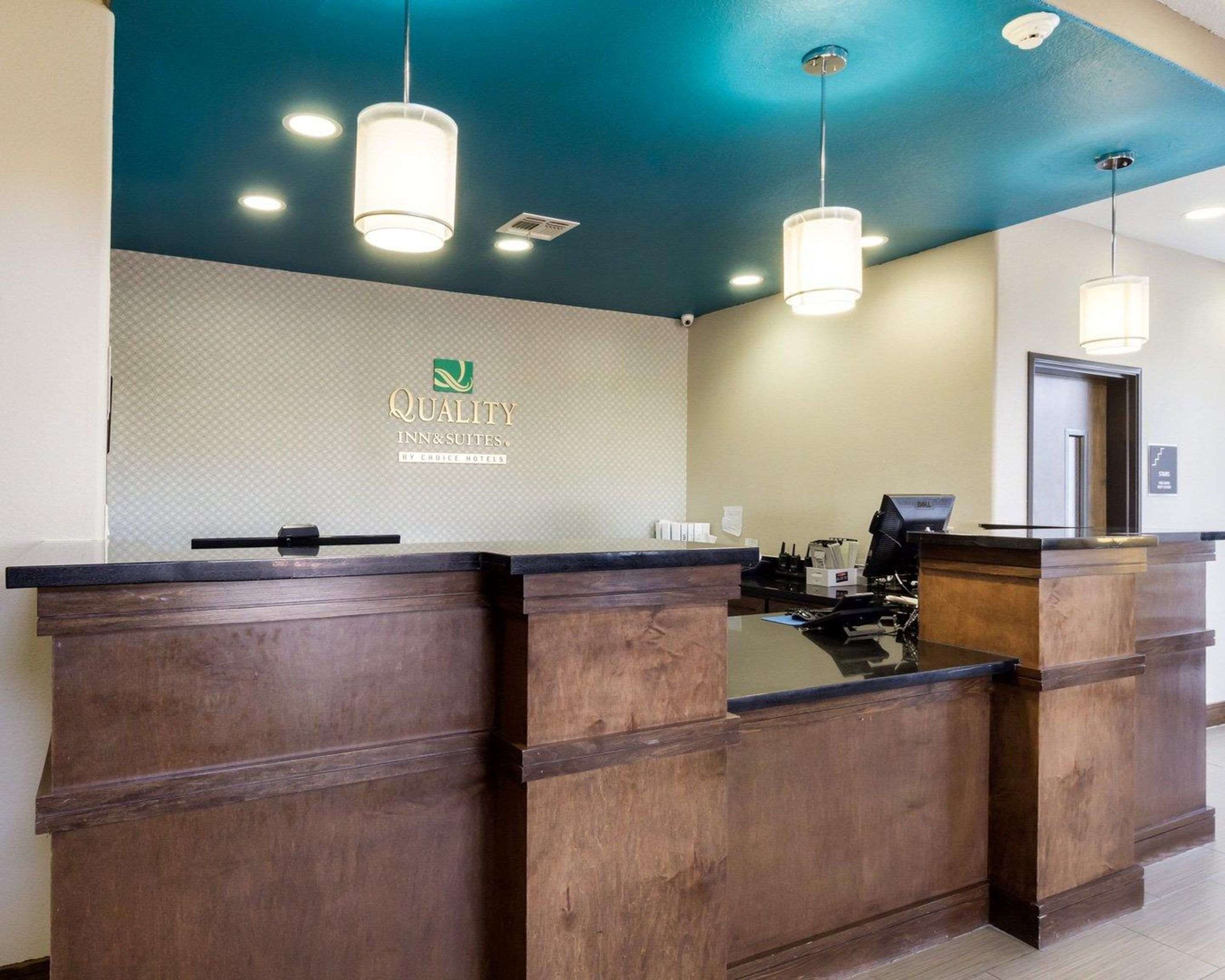 Front desk with friendly staff | Quality Inn & Suites Victoria East