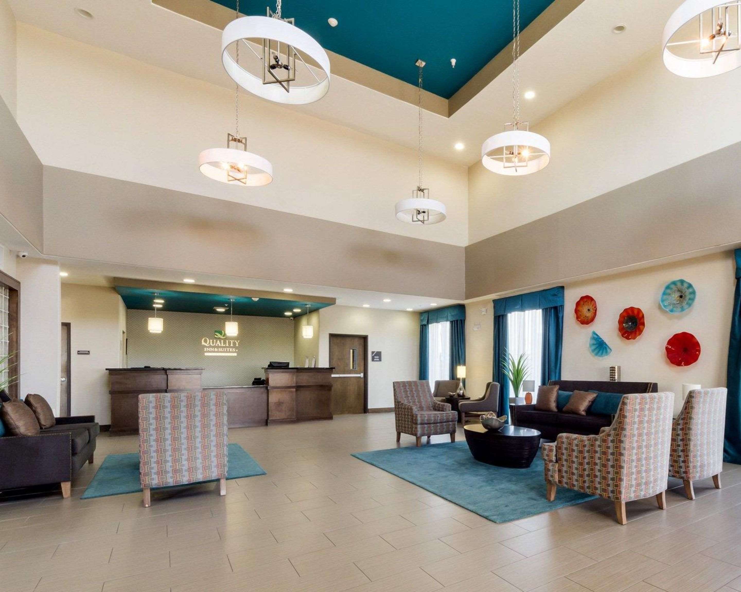 Spacious lobby | Quality Inn & Suites Victoria East