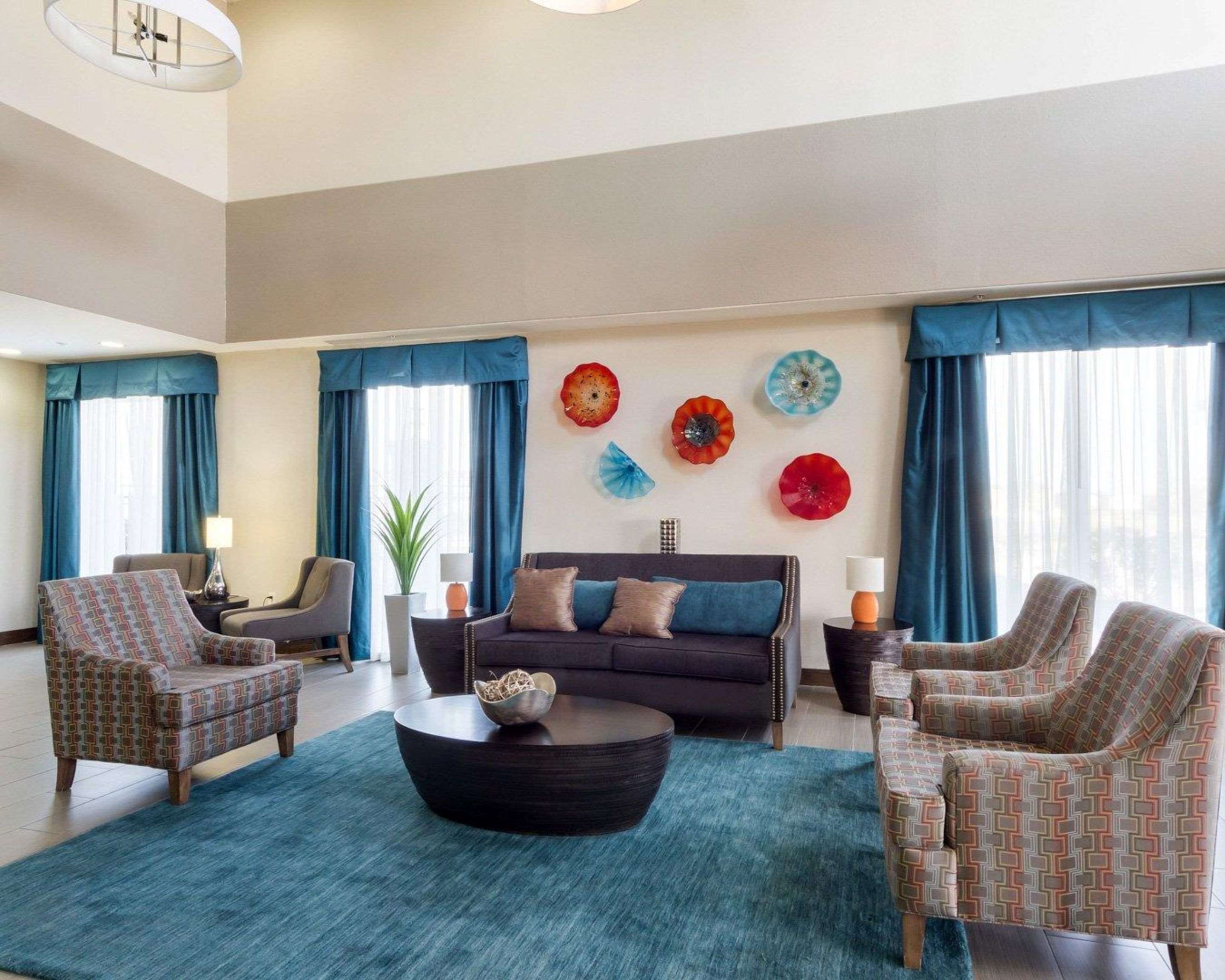 Lobby with sitting area | Quality Inn & Suites Victoria East