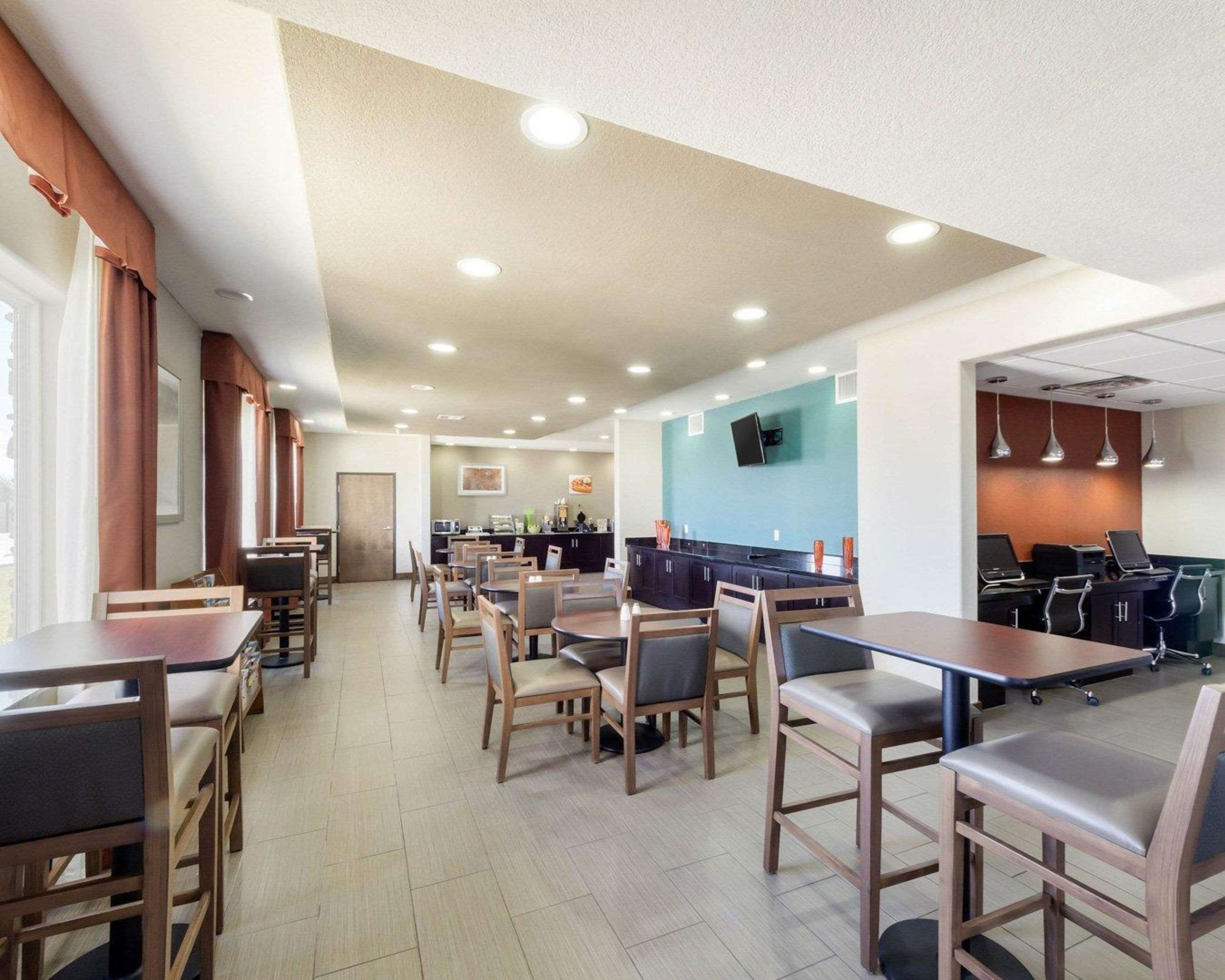 Enjoy breakfast in this seating area | Quality Inn & Suites Victoria East