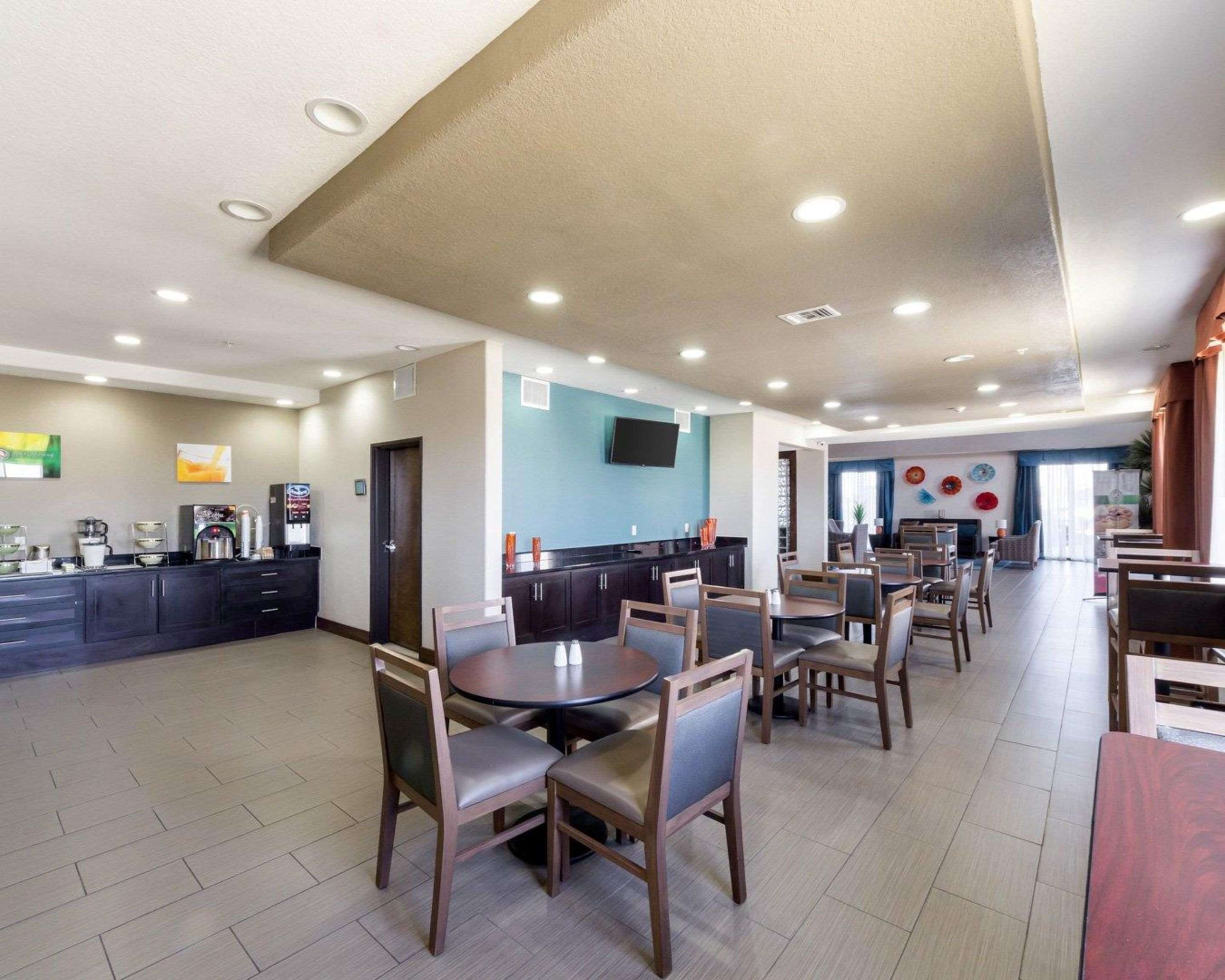 Spacious breakfast area | Quality Inn & Suites Victoria East