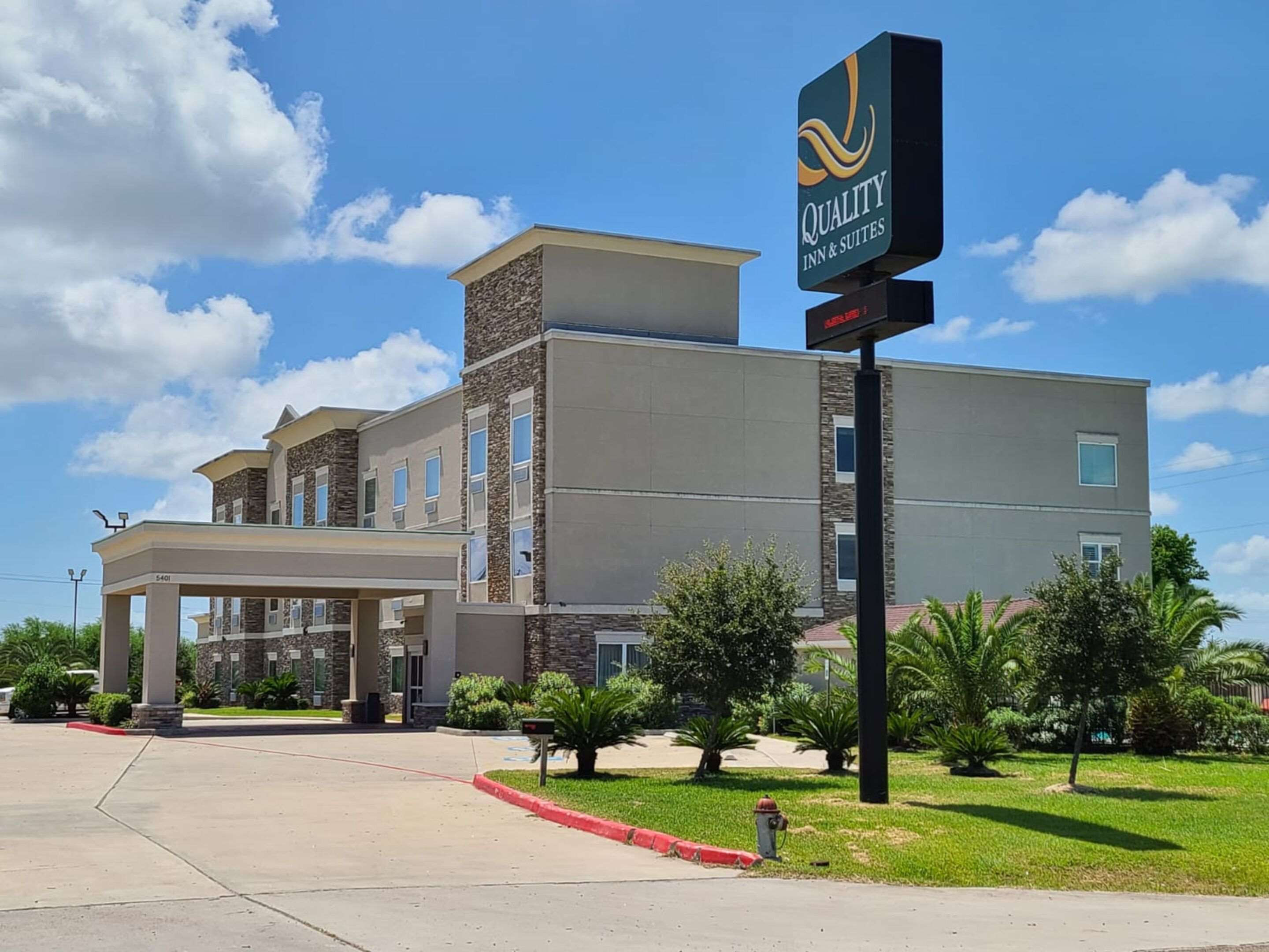Hotel exterior | Quality Inn & Suites Victoria East
