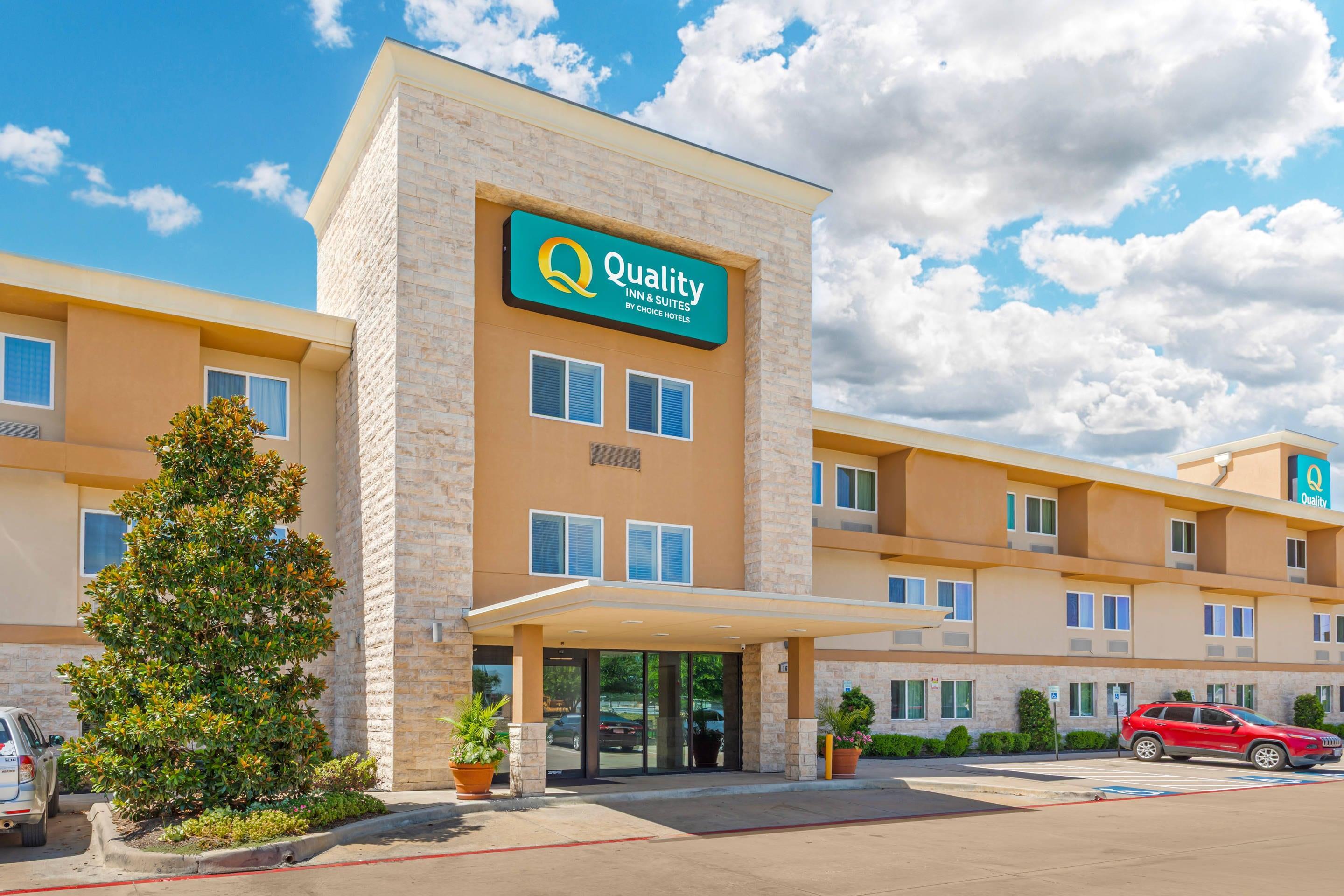 Hotel exterior | Quality Inn & Suites Plano