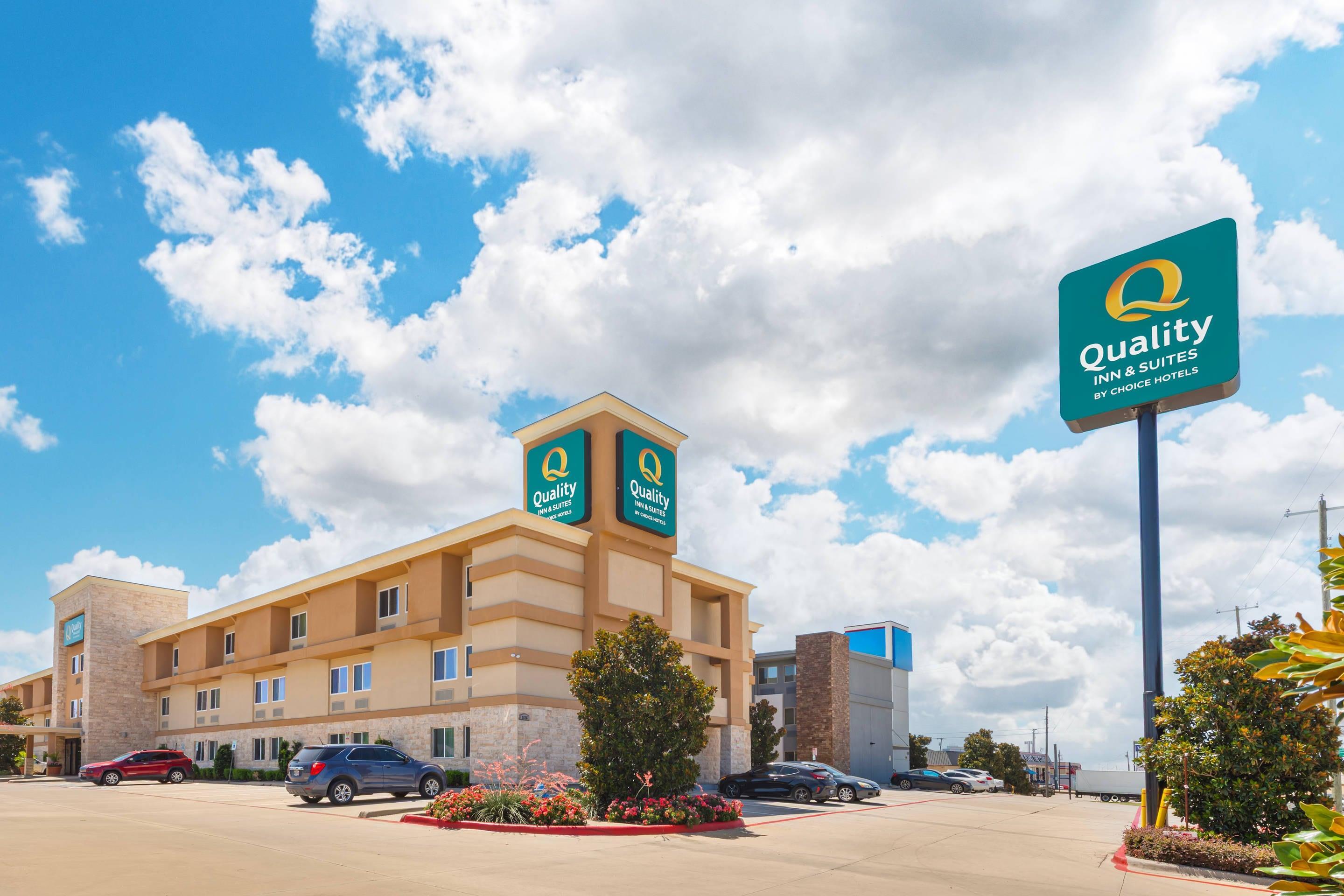 Hotel exterior | Quality Inn & Suites Plano