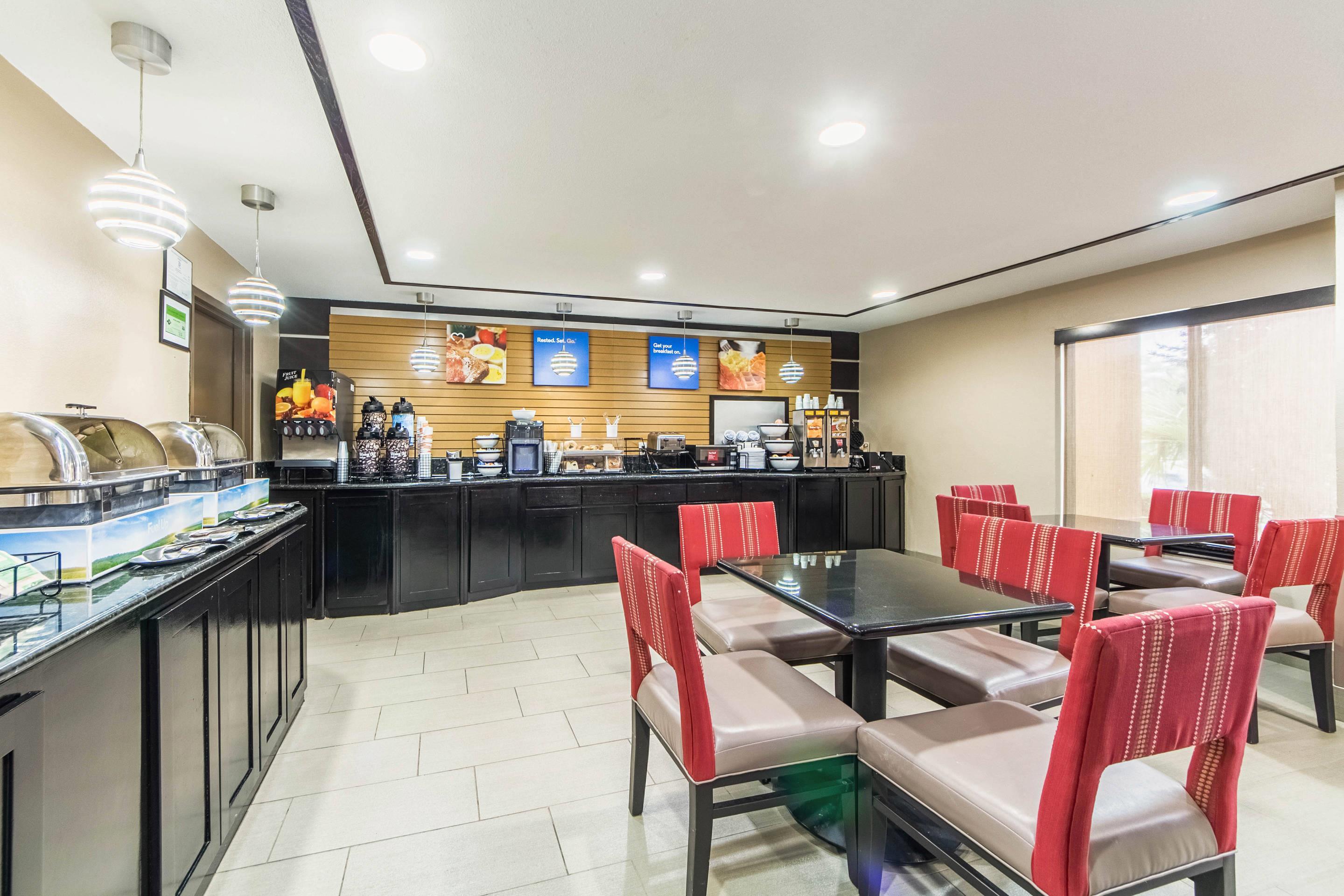 Breakfast area | Comfort Inn Dallas Park Central