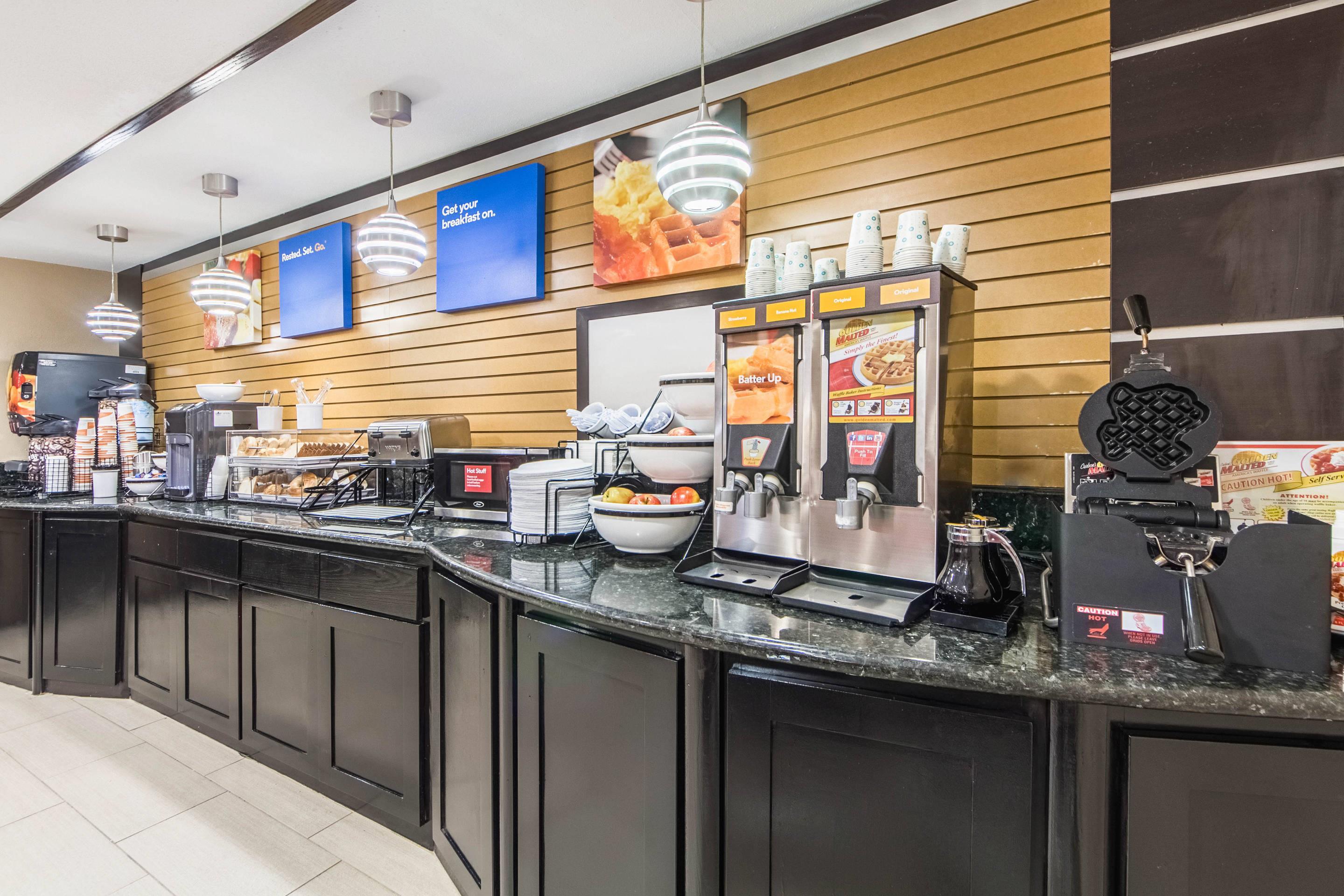 Breakfast area | Comfort Inn Dallas Park Central