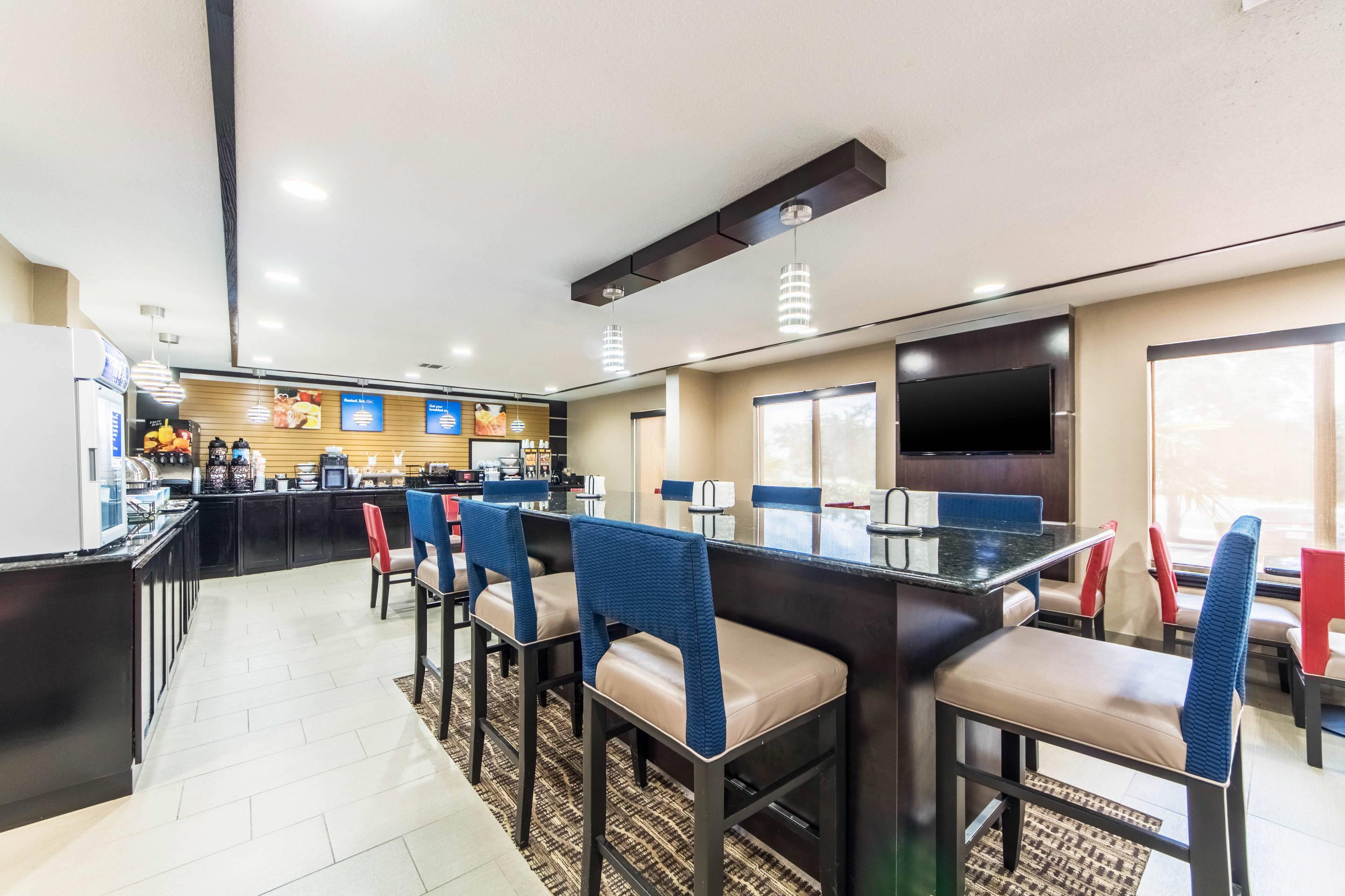 Breakfast area | Comfort Inn Dallas Park Central