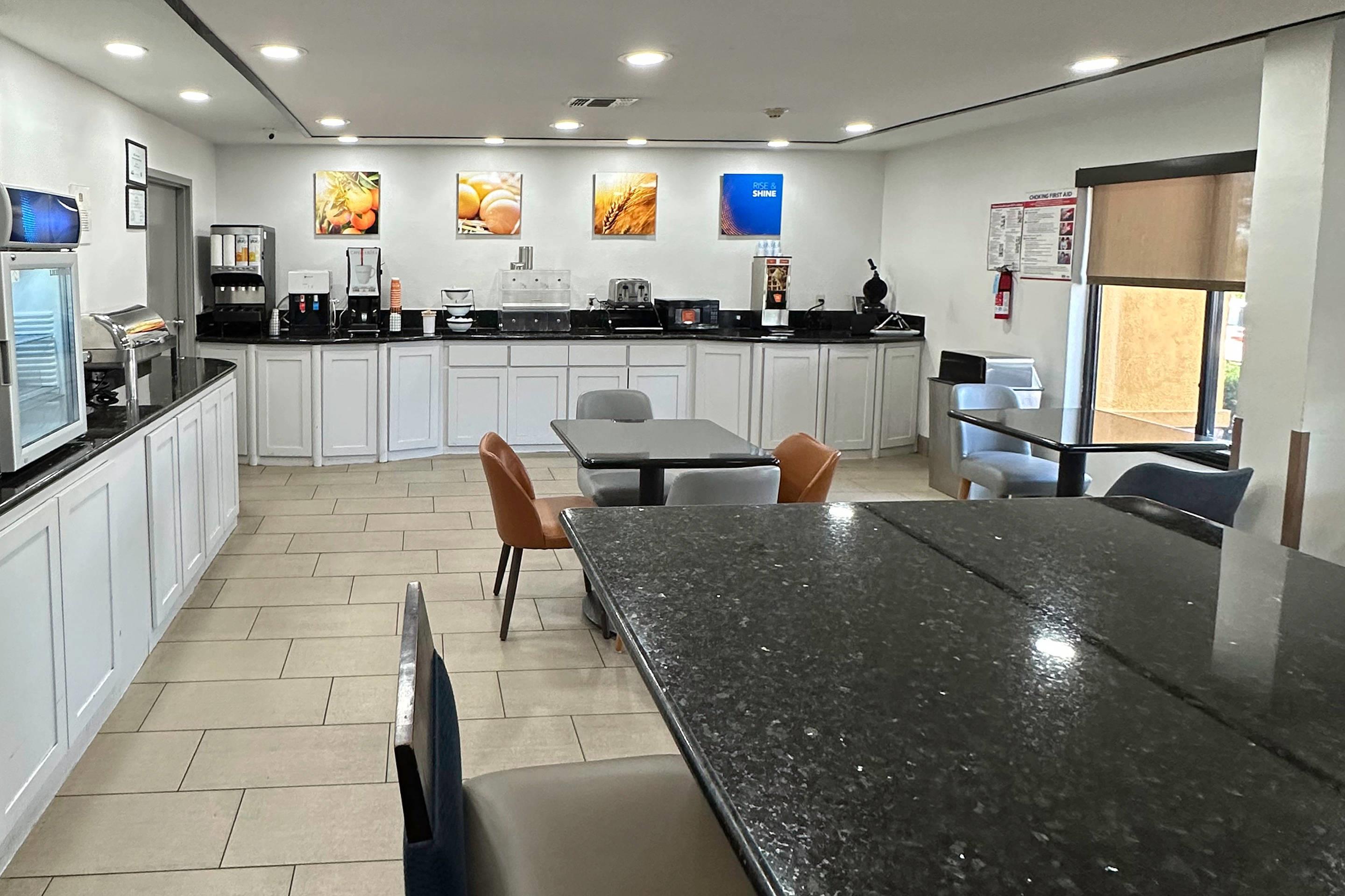 Hotel lobby | Comfort Inn Dallas Park Central