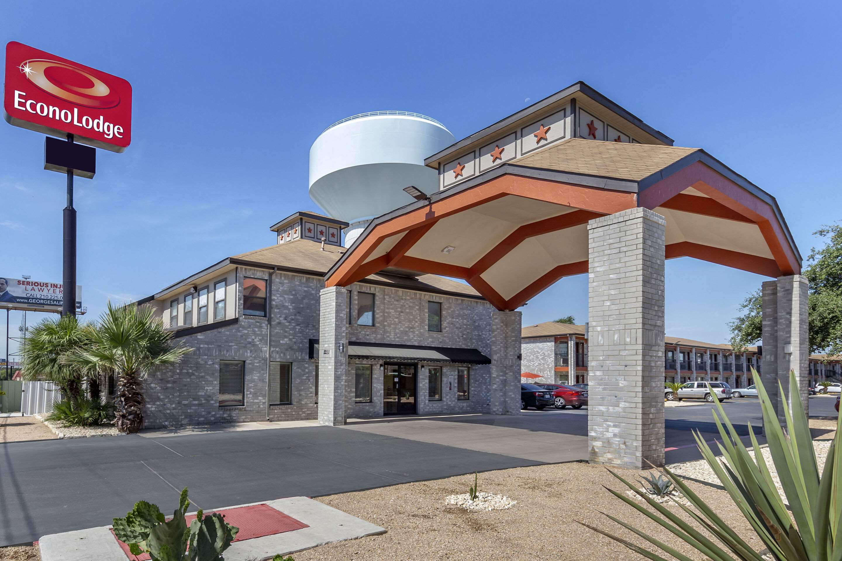 Hotel entrance | Econo Lodge Near Lackland Air Force Base-SeaWorld