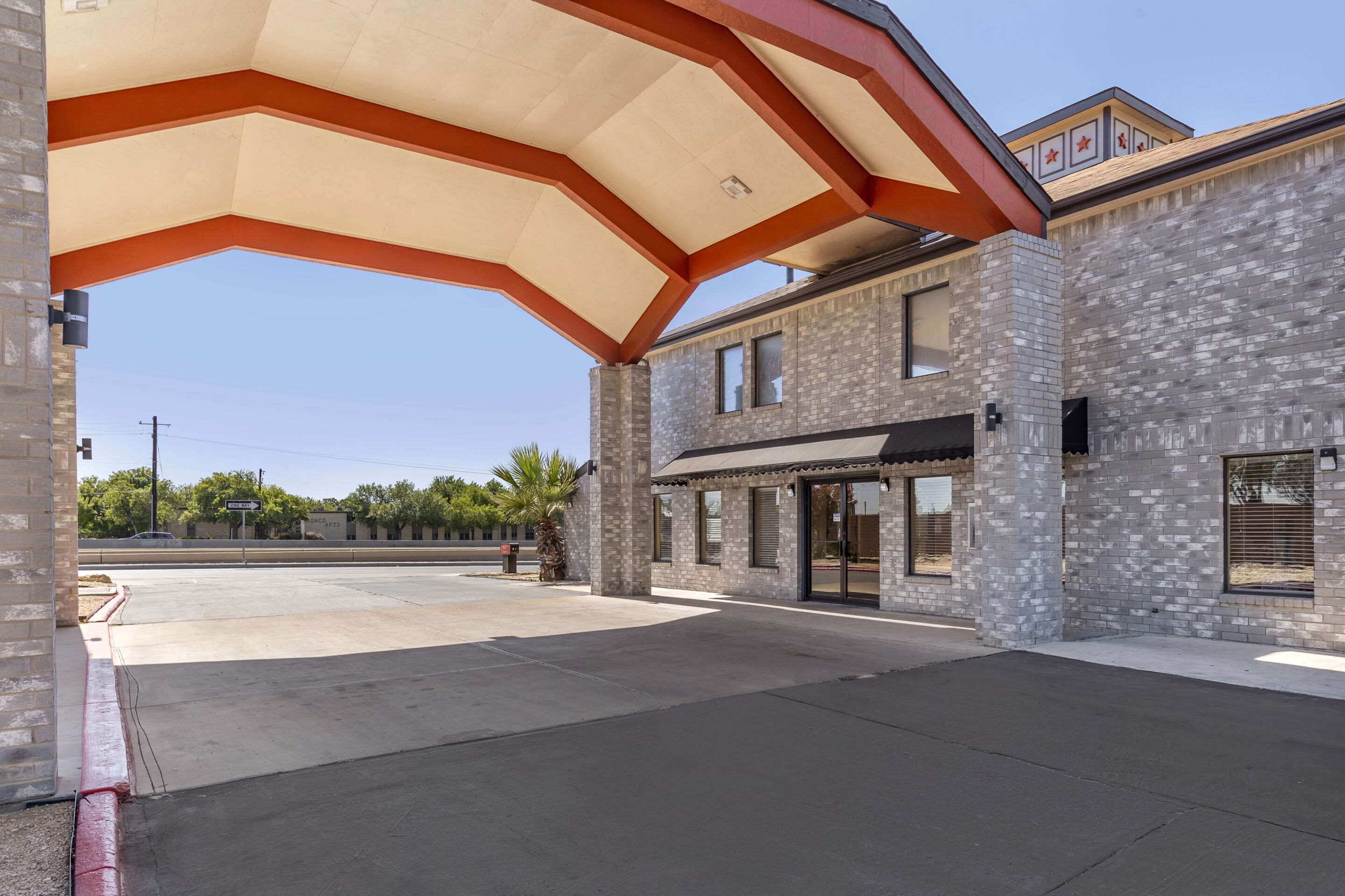 Hotel entrance | Econo Lodge Near Lackland Air Force Base-SeaWorld