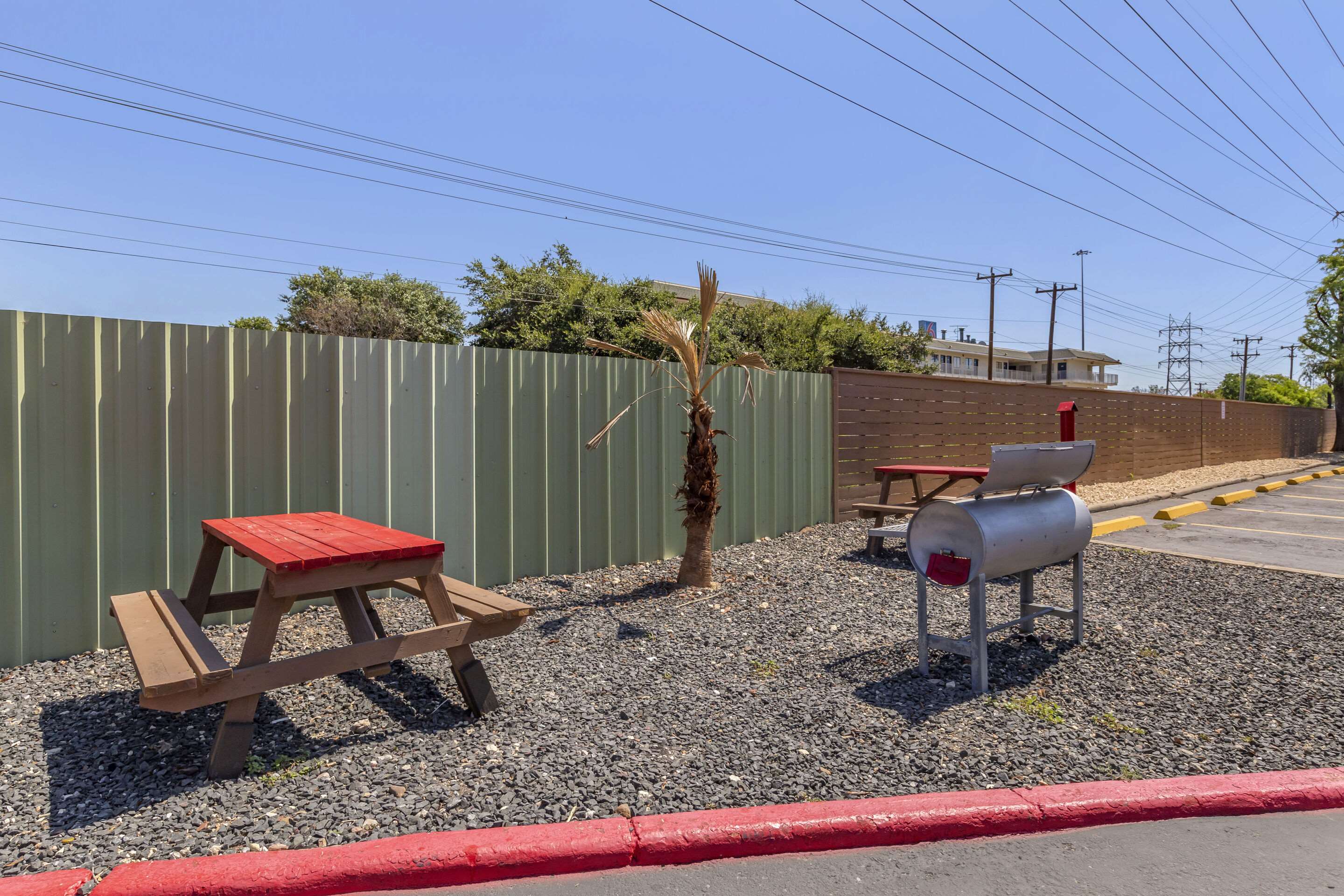Barbecue area | Econo Lodge Near Lackland Air Force Base-SeaWorld
