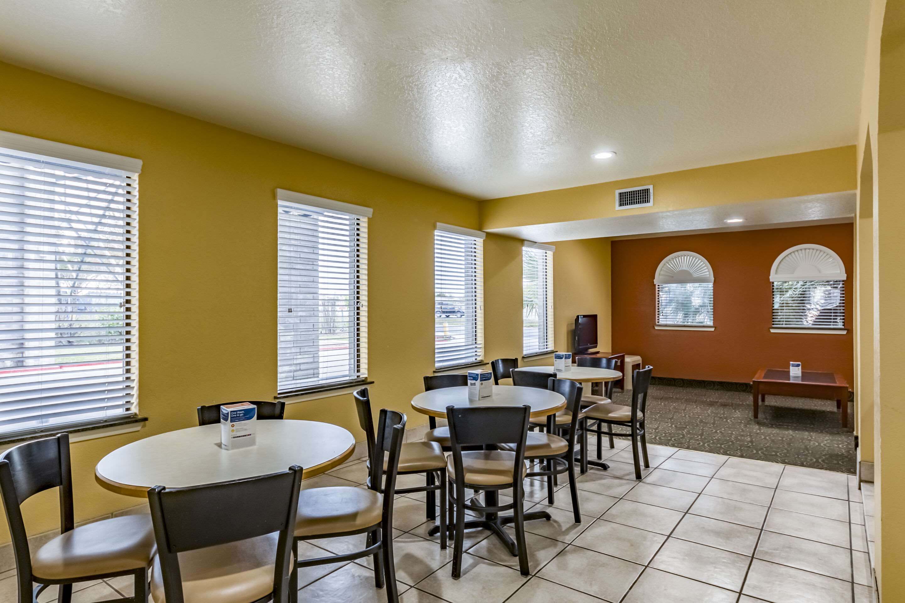 Seating Area | Econo Lodge Near Lackland Air Force Base-SeaWorld