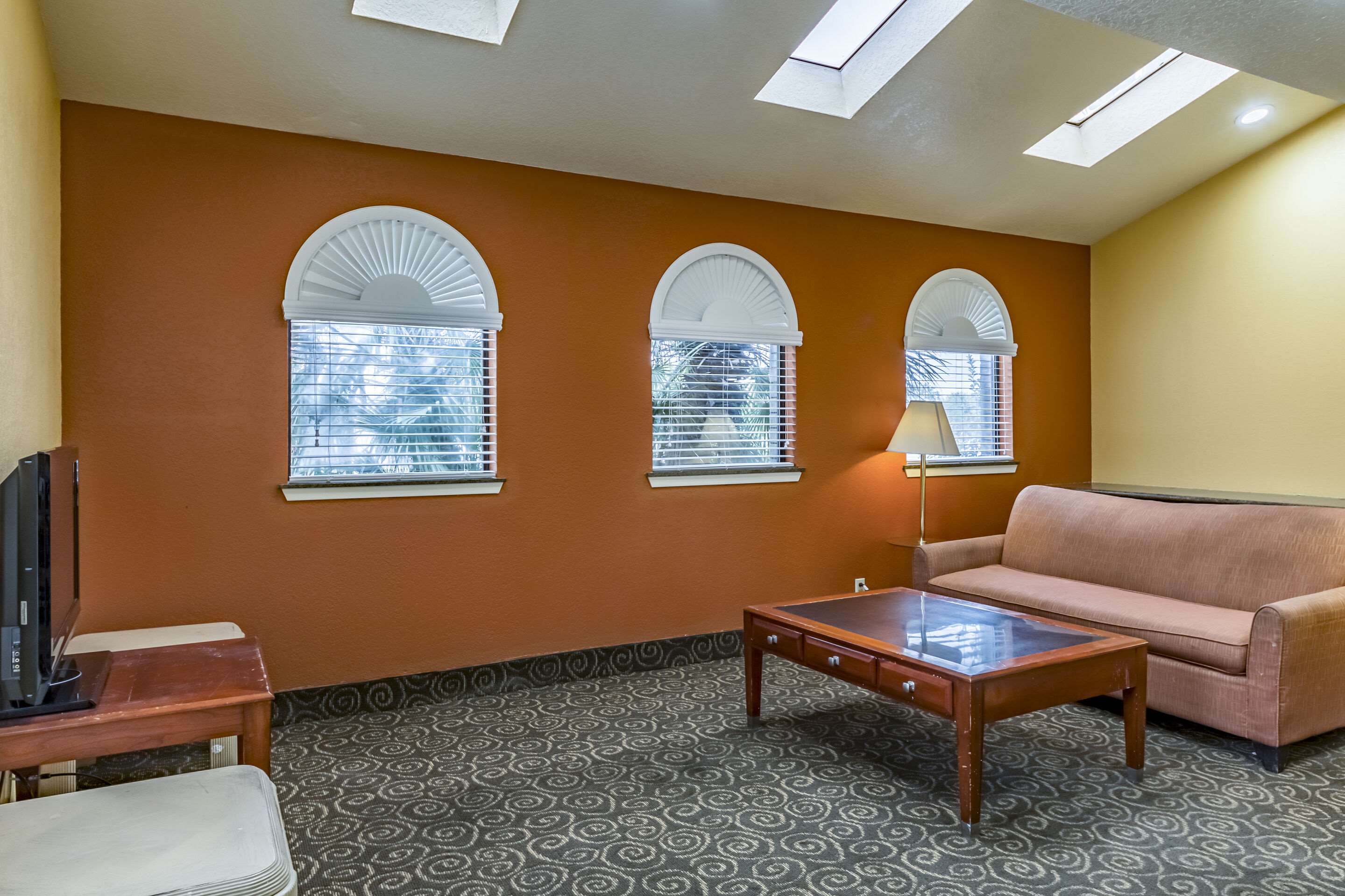 Seating Area | Econo Lodge Near Lackland Air Force Base-SeaWorld