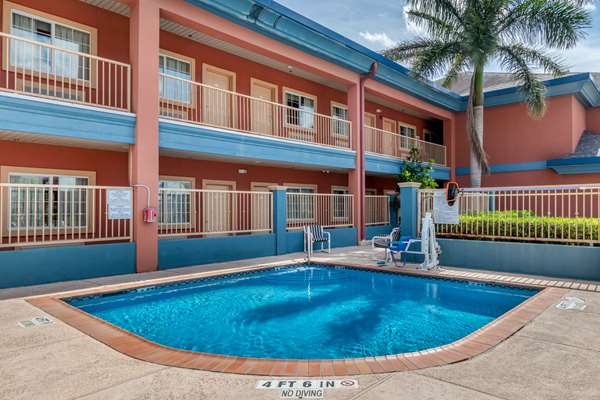 Pool - Quality Inn & Suites Mercedes