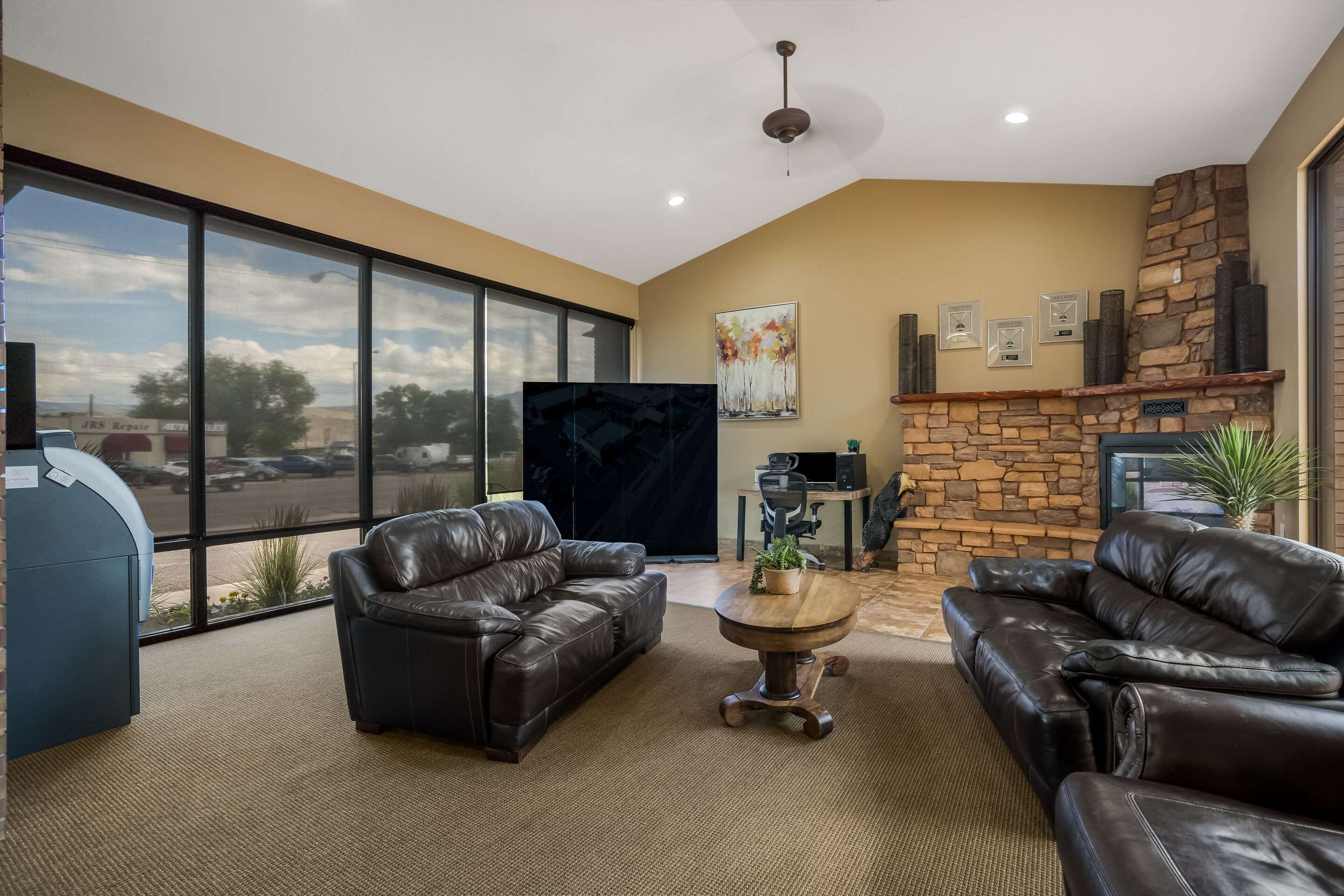 Lobby with sitting area | Quality Inn Richfield I-70