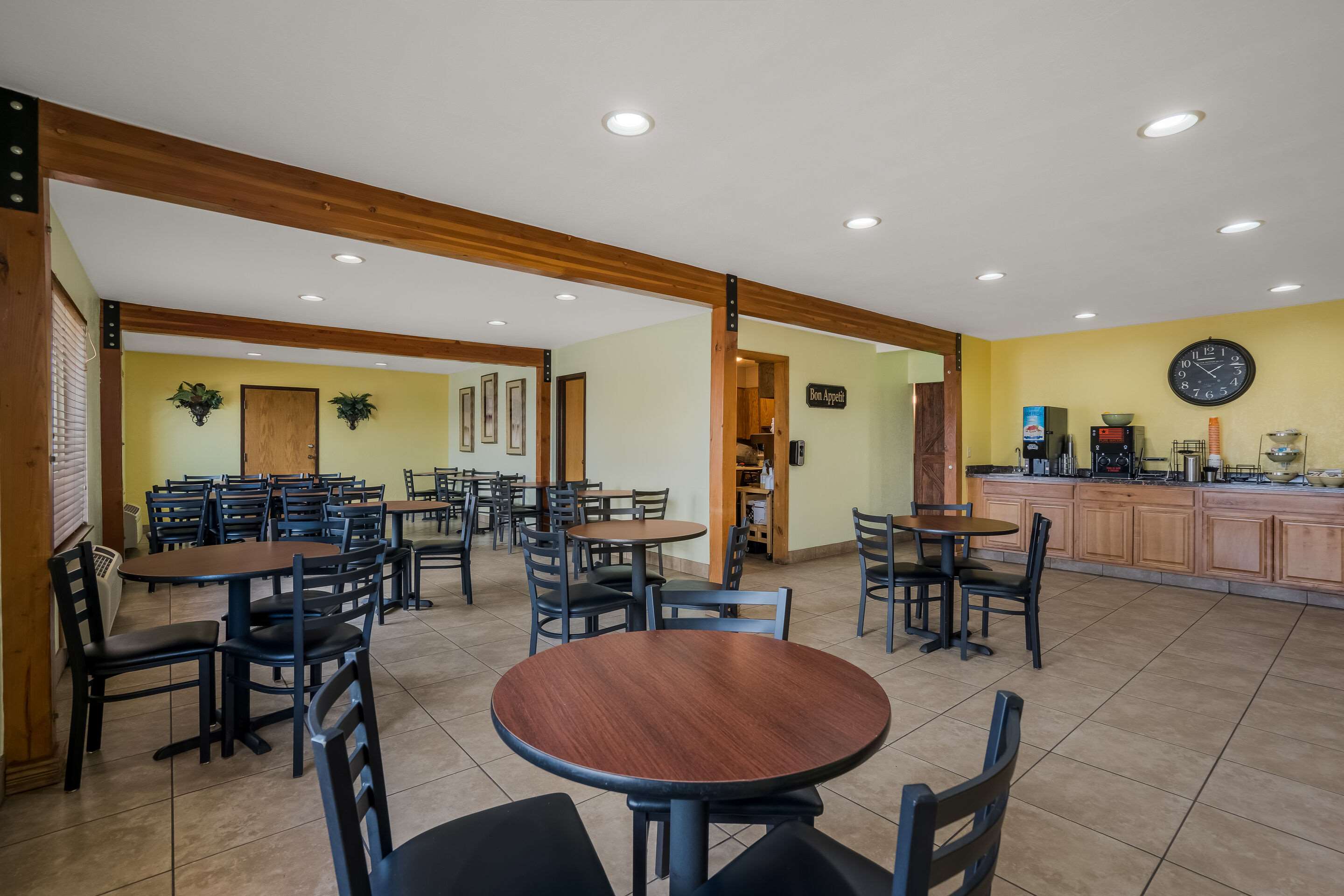 Enjoy breakfast in this seating area | Quality Inn Richfield I-70