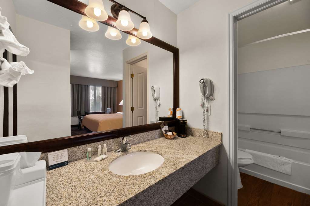 QUALITY INN SAINT GEORGE SOUTH BLUF-guestroom-Guest Room,Bathroom,On-Site.jpg