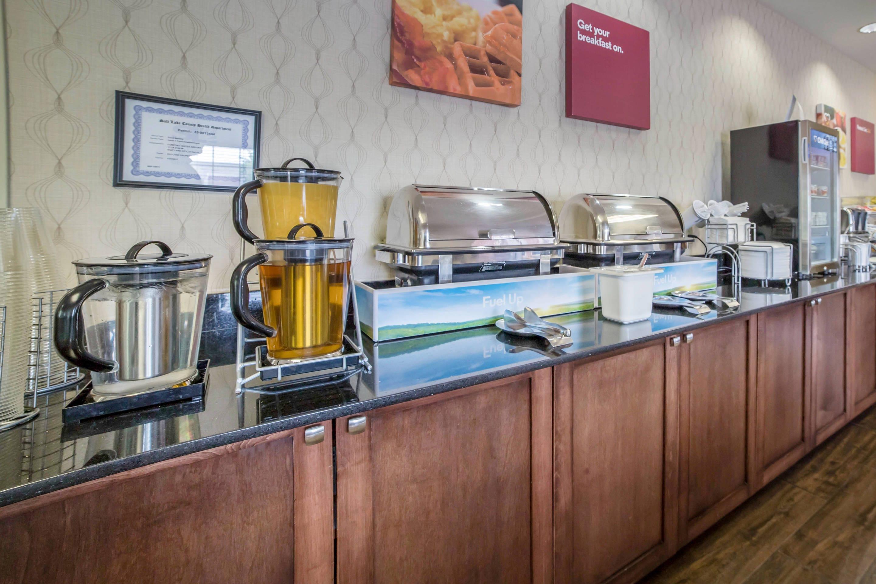 Breakfast area | Comfort Suites Airport