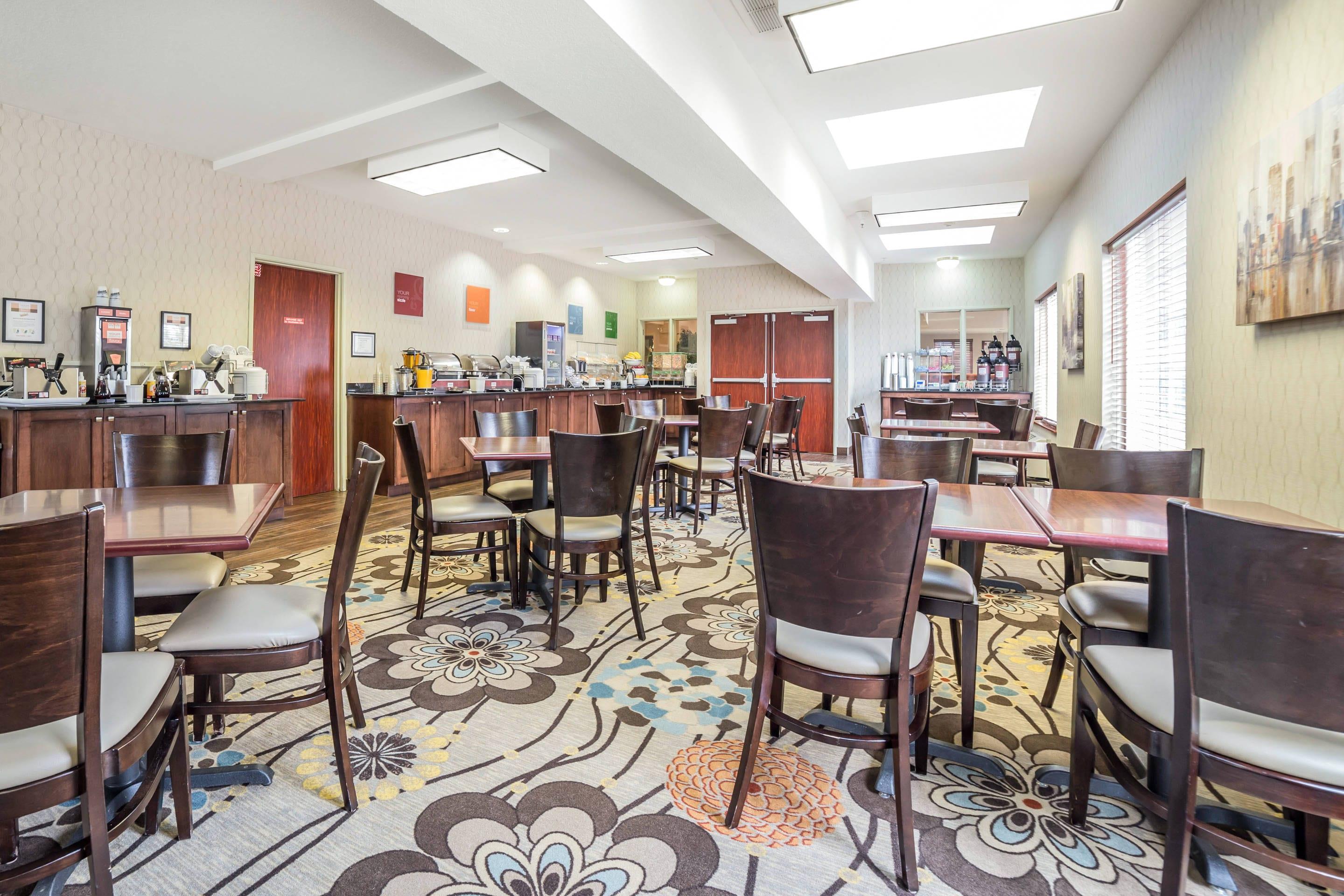 Breakfast area | Comfort Suites Airport