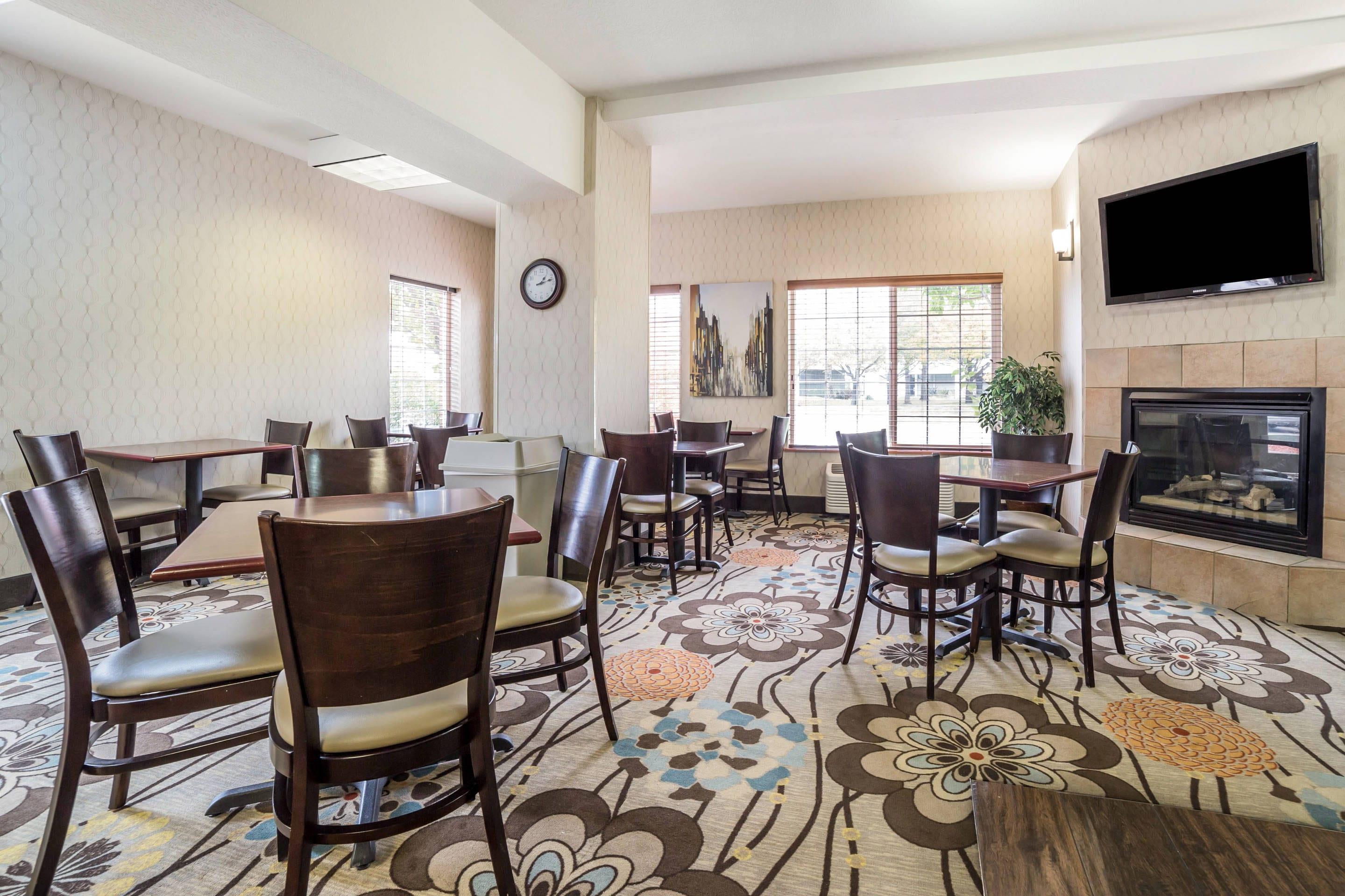 Breakfast area | Comfort Suites Airport