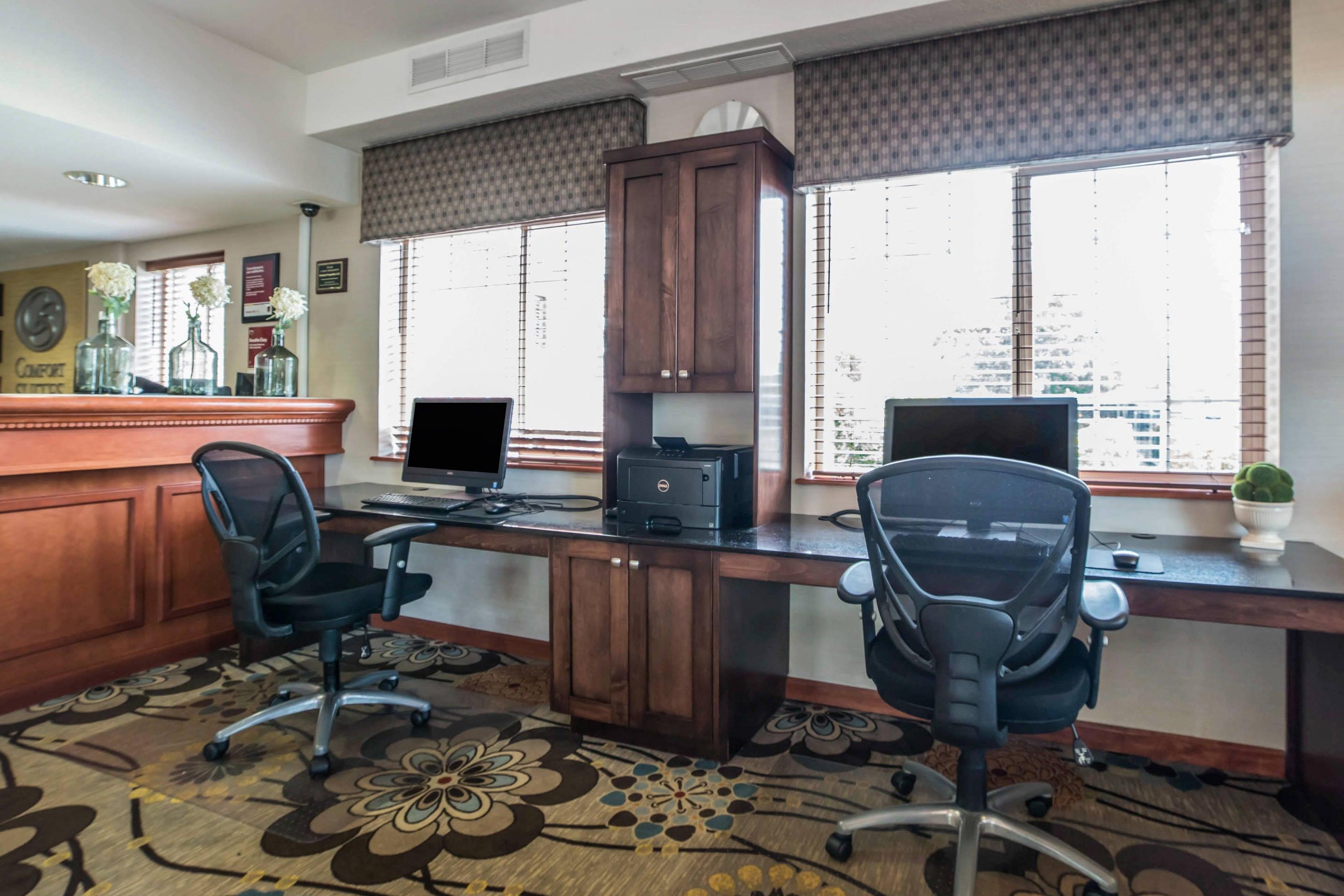 Business center | Comfort Suites Airport