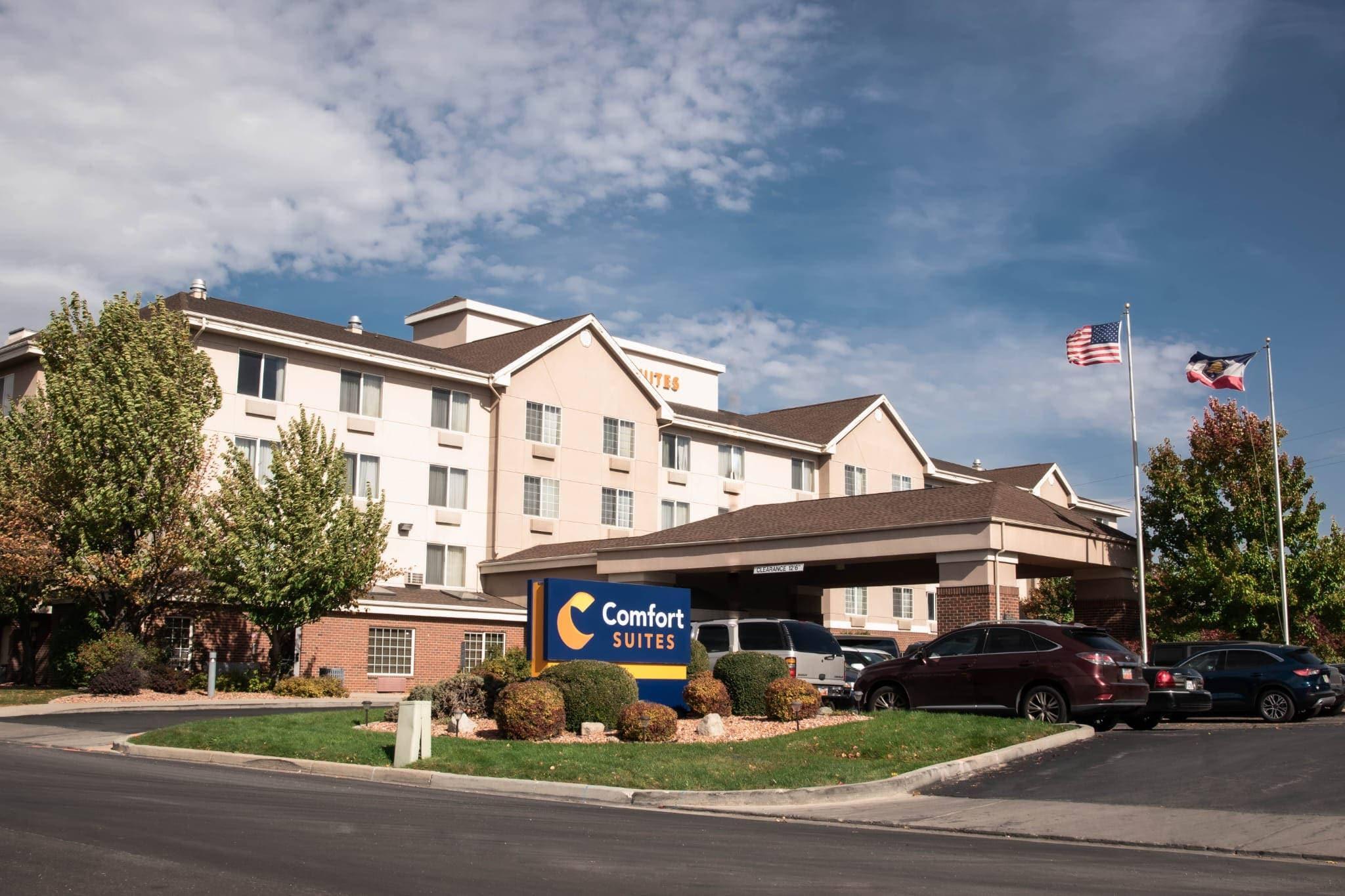 Hotel exterior | Comfort Suites Airport
