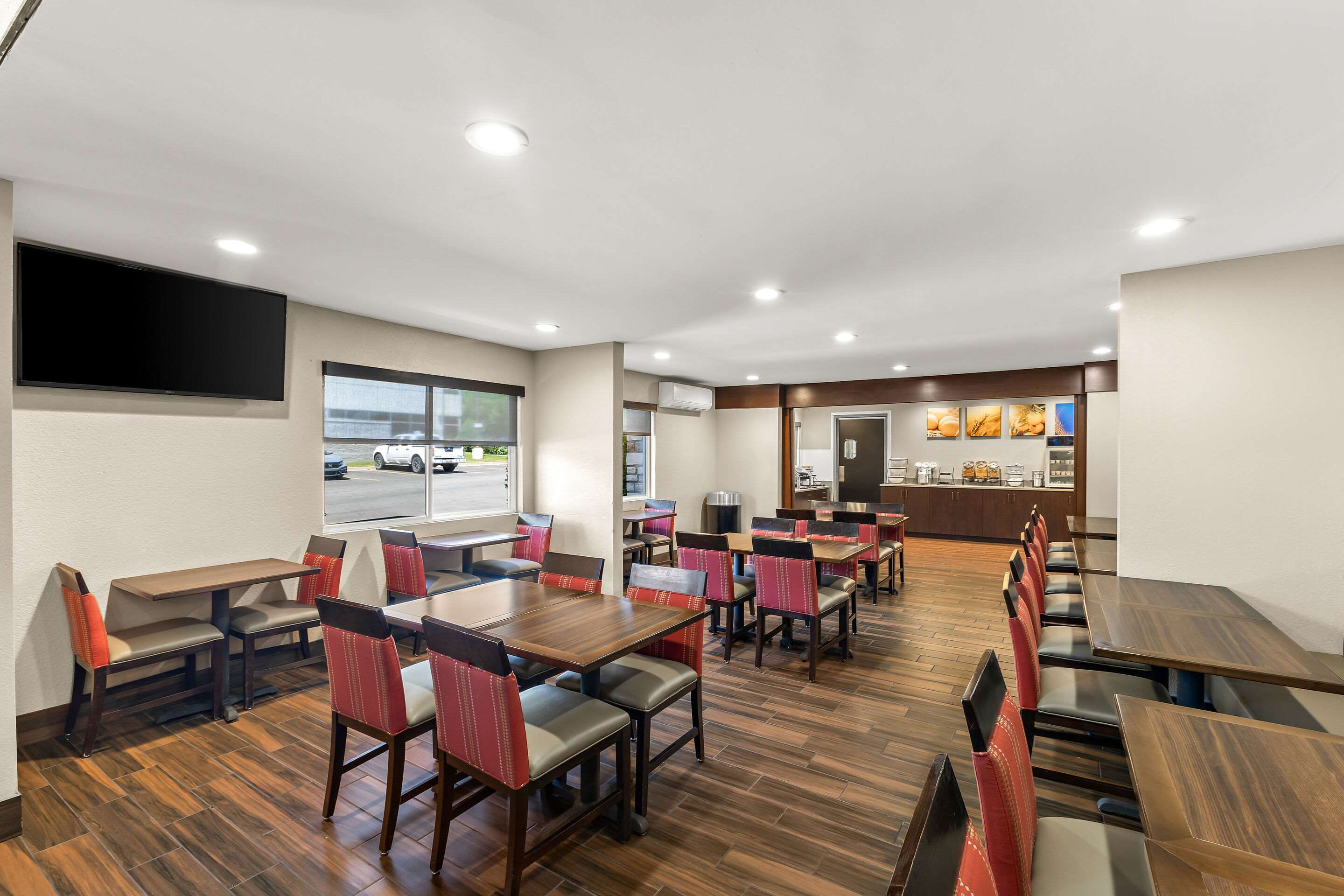Enjoy breakfast in this seating area | Comfort Inn Layton - Salt Lake City