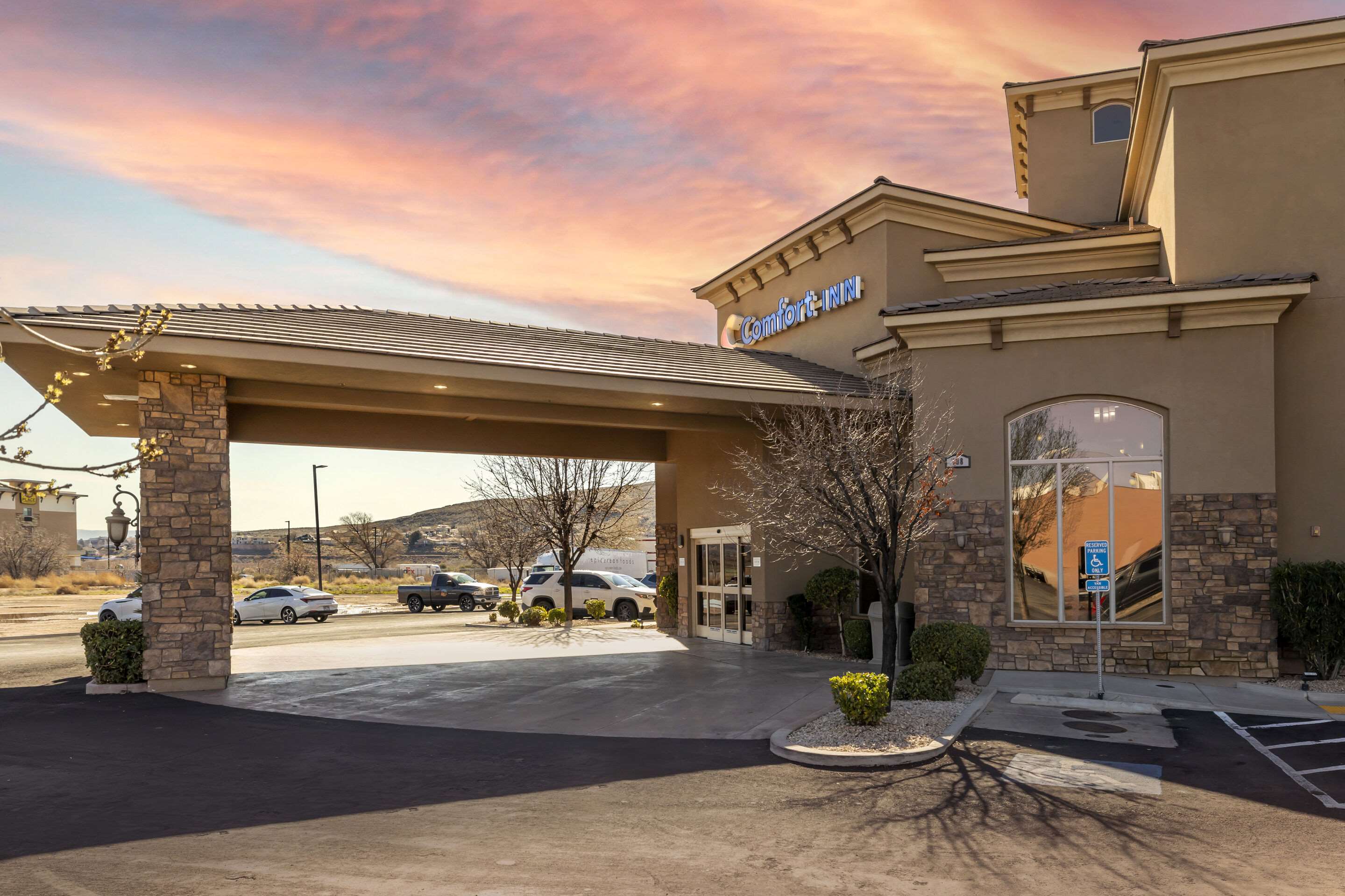 Hotel exterior | Comfort Inn at Convention Center
