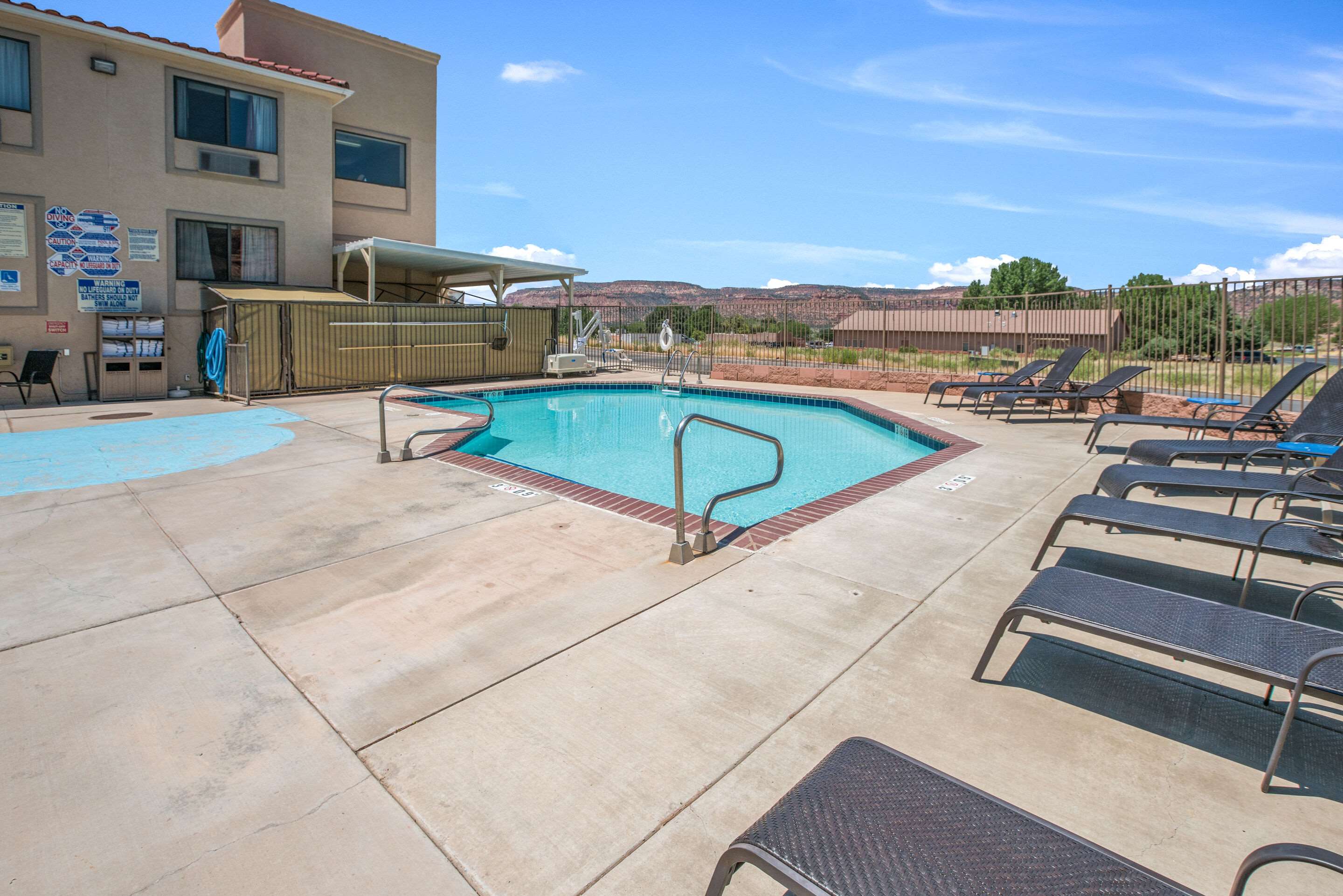 Outdoor pool | Quality Inn Kanab National Park Area