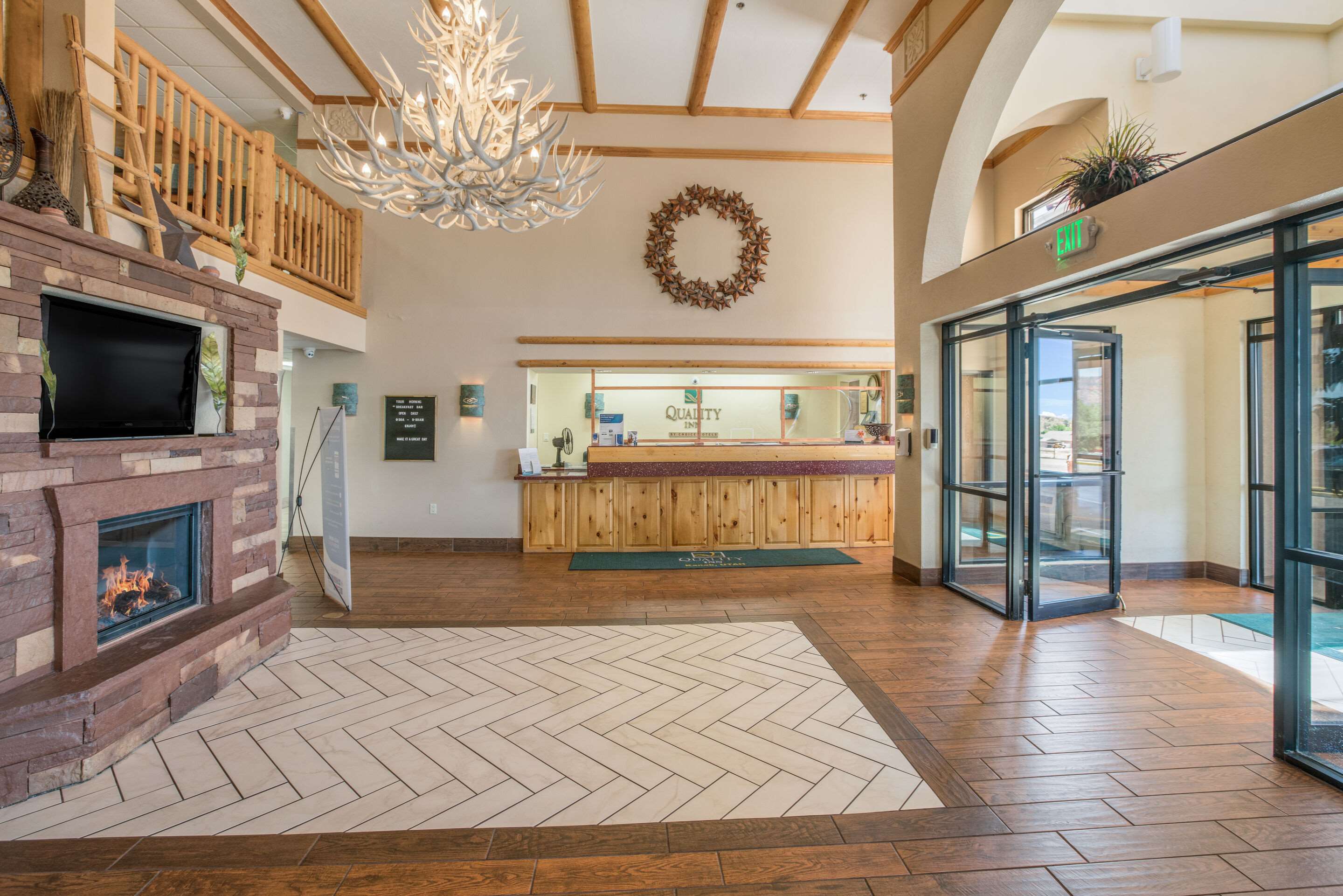 Spacious lobby with sitting area | Quality Inn Kanab National Park Area