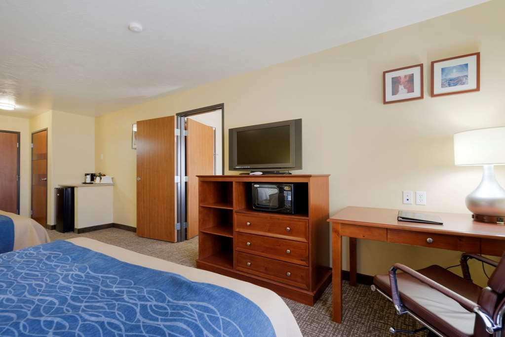 COMFORT INN AND SUITES CEDAR CITY S-guestroom-Guest Room,Suite,On-Site.jpg