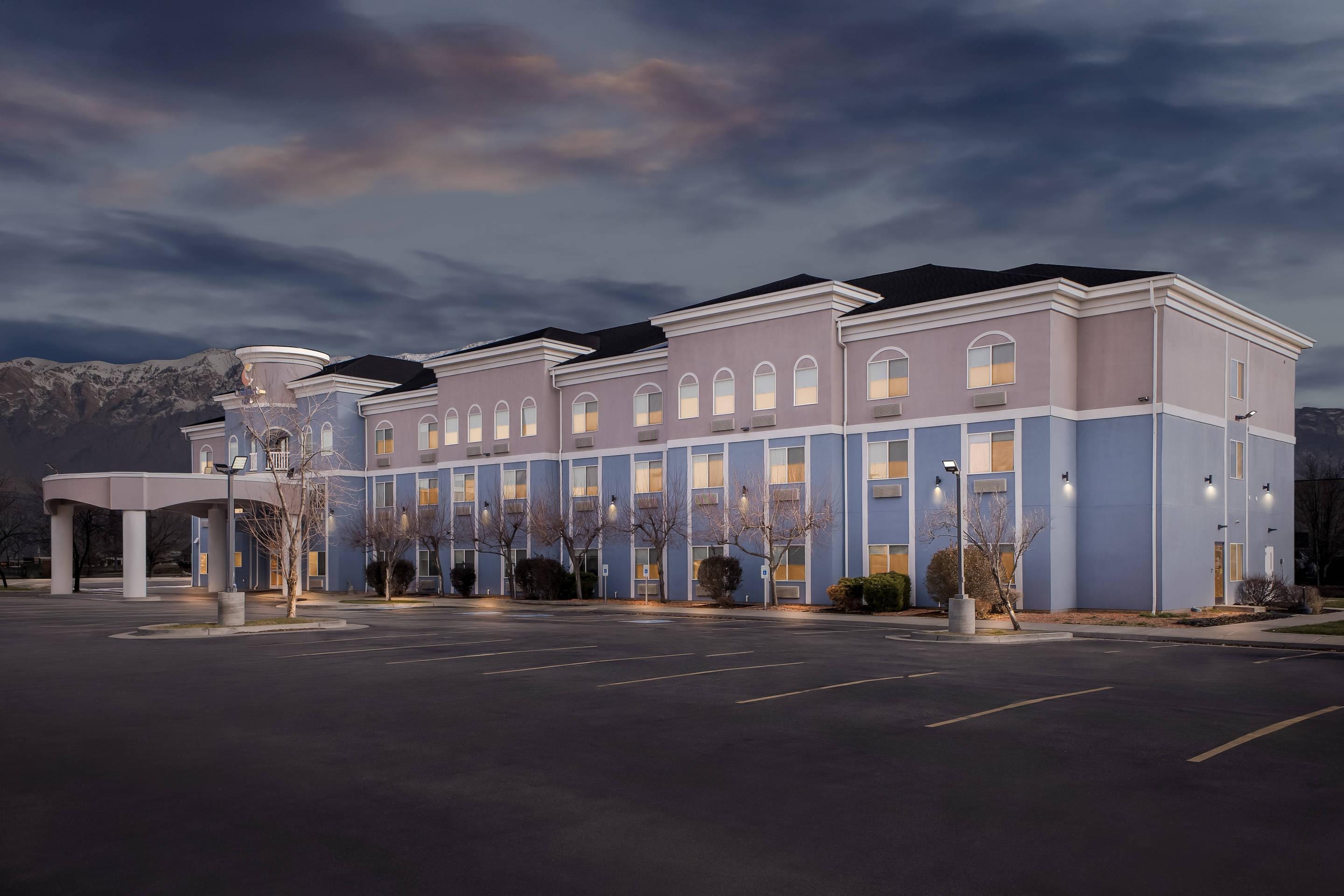 Hotel at night | Comfort Inn Ogden near Event Center