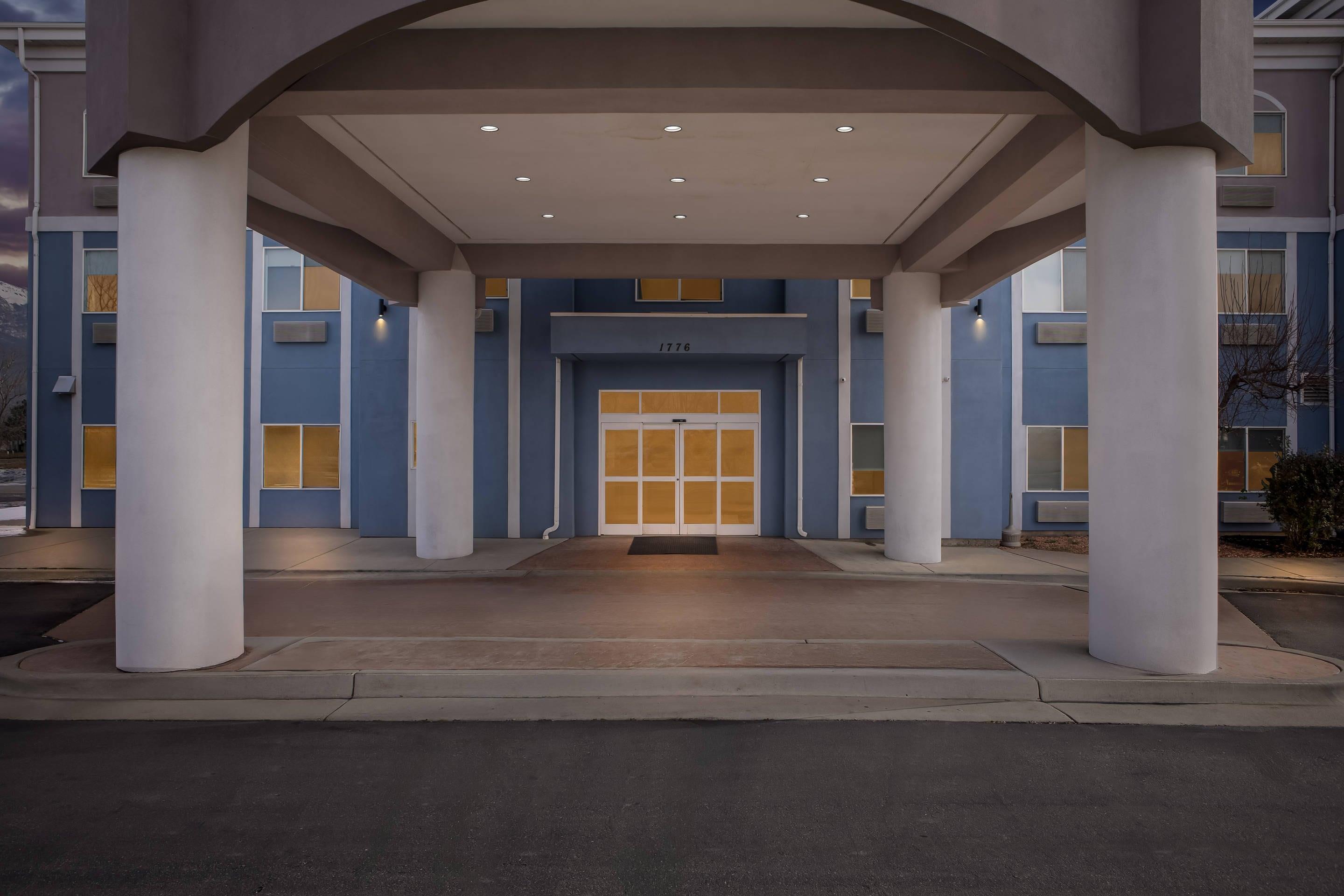 Hotel at night | Comfort Inn Ogden near Event Center