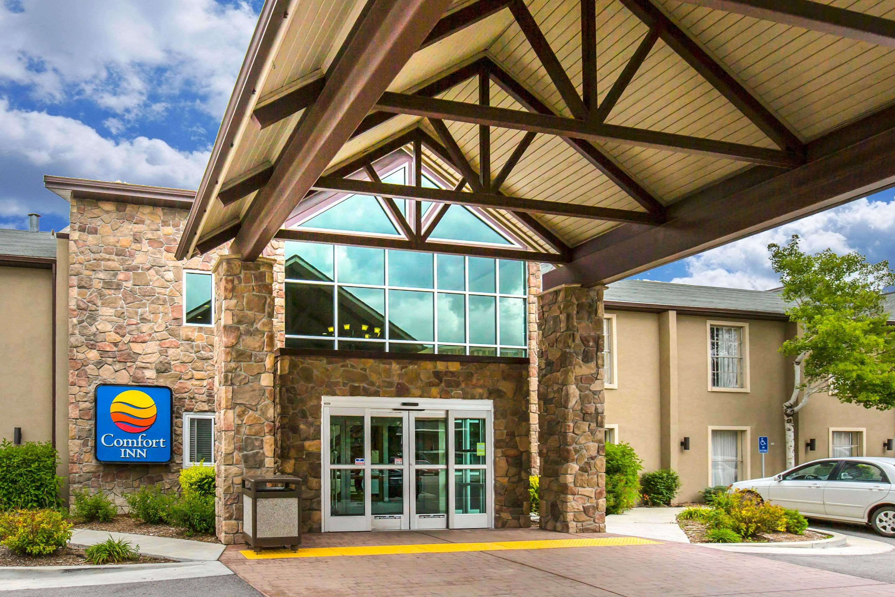 Hotel exterior | Comfort Inn Downtown