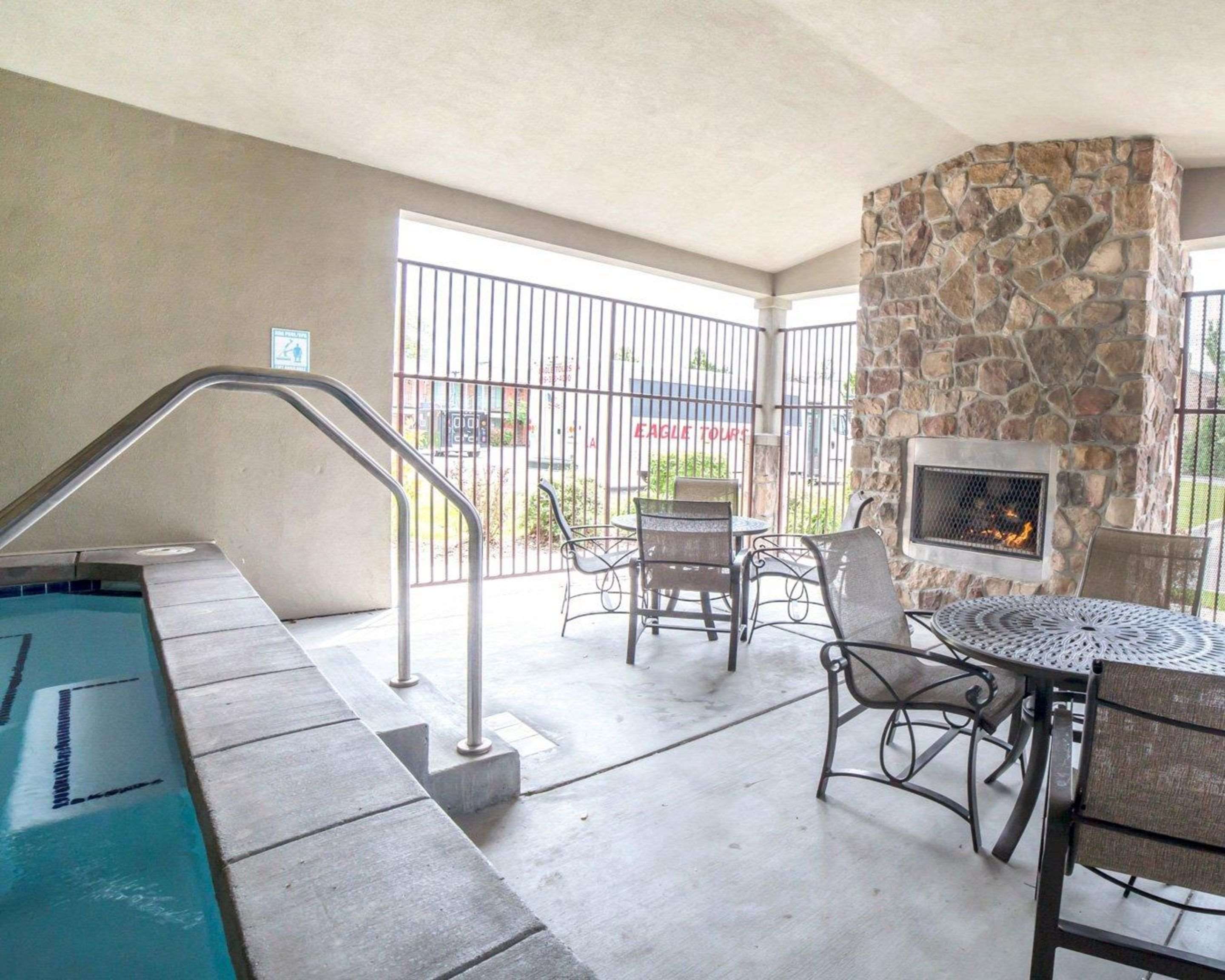 Outdoor hot tub | Comfort Inn Downtown