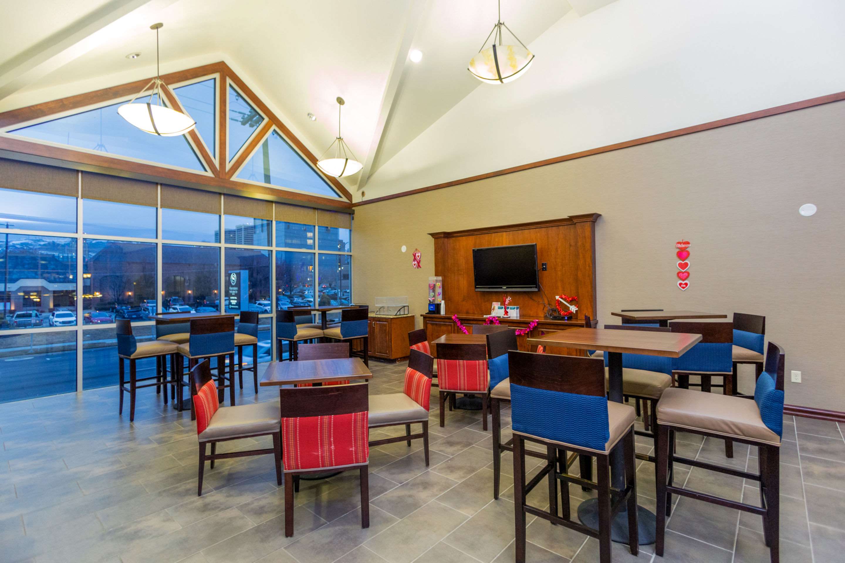 Breakfast area | Comfort Inn Downtown